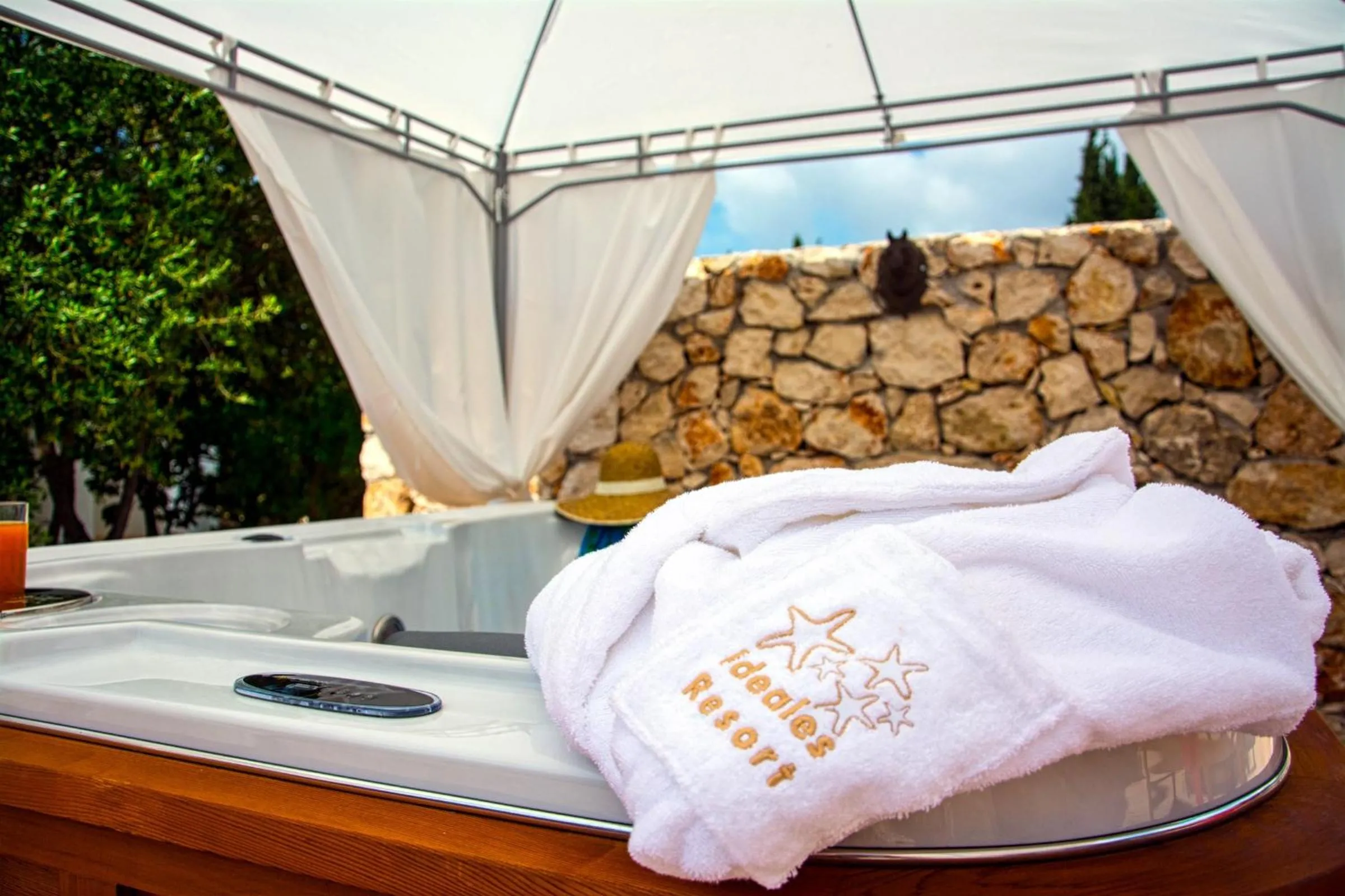 Hot Tub in Ideales Resort