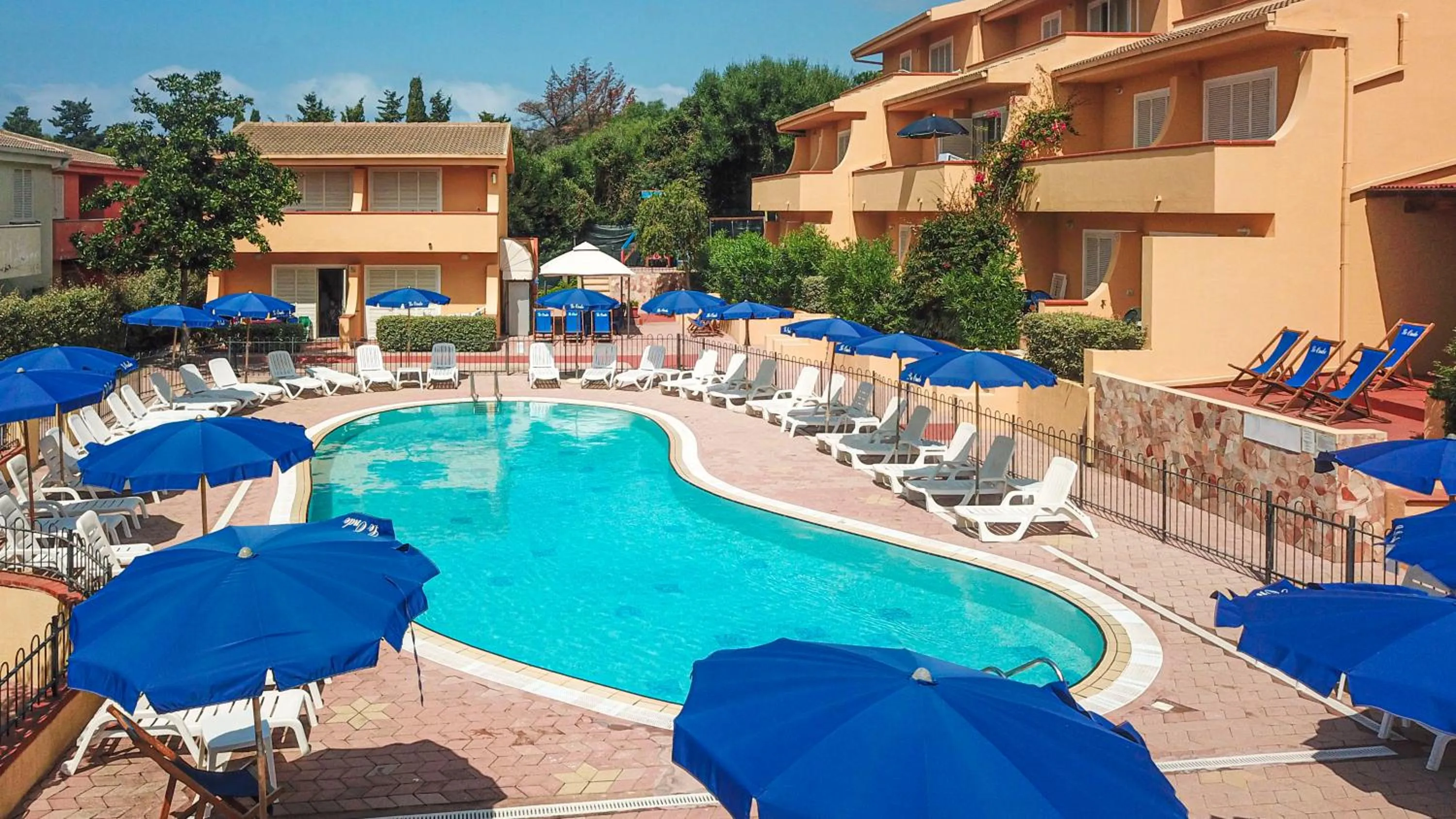 Swimming pool in Residence Le Onde