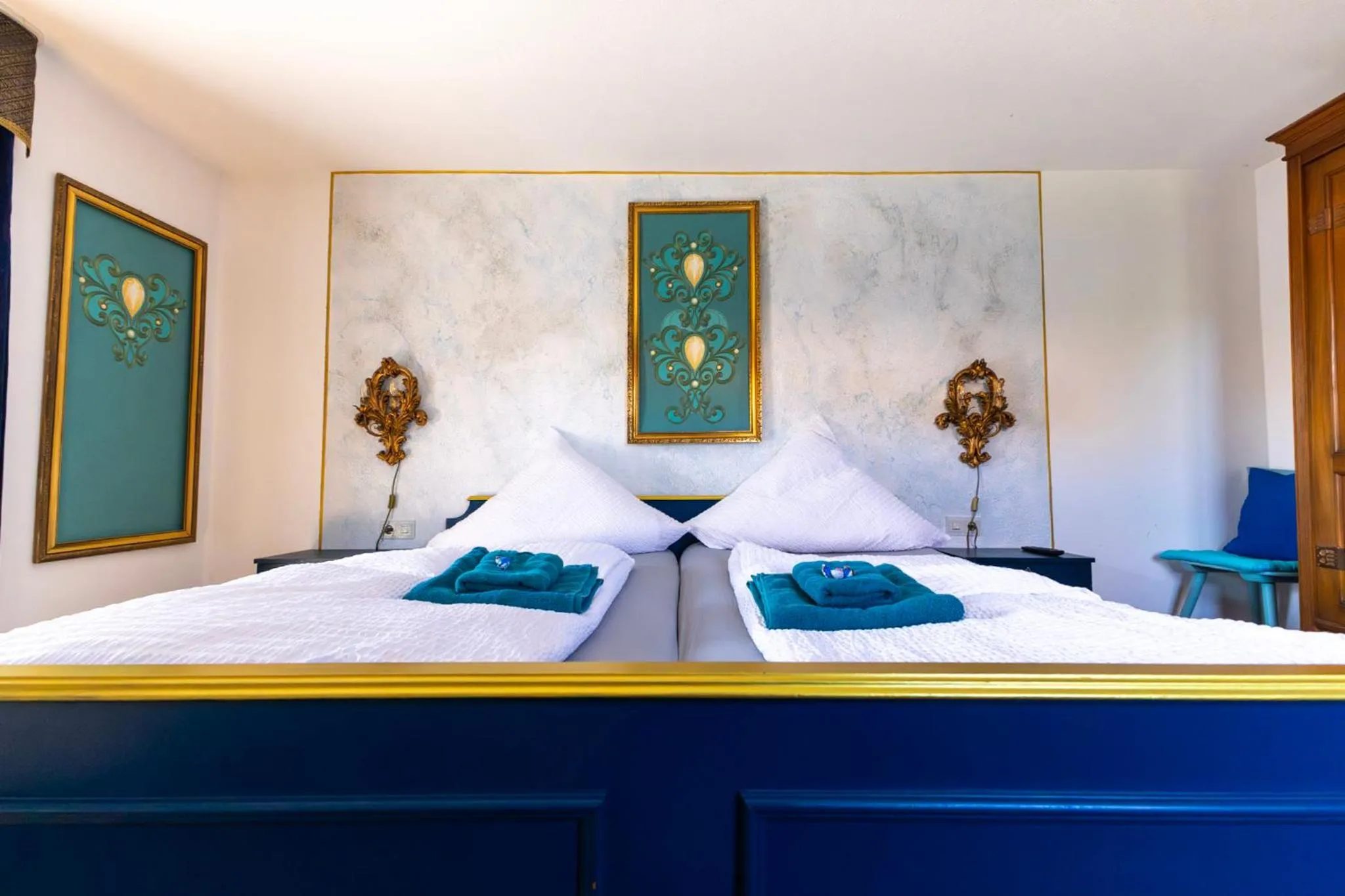 Bedroom, Bed in Goldiger Hirsch B&B mit Gemeinschaftsküche