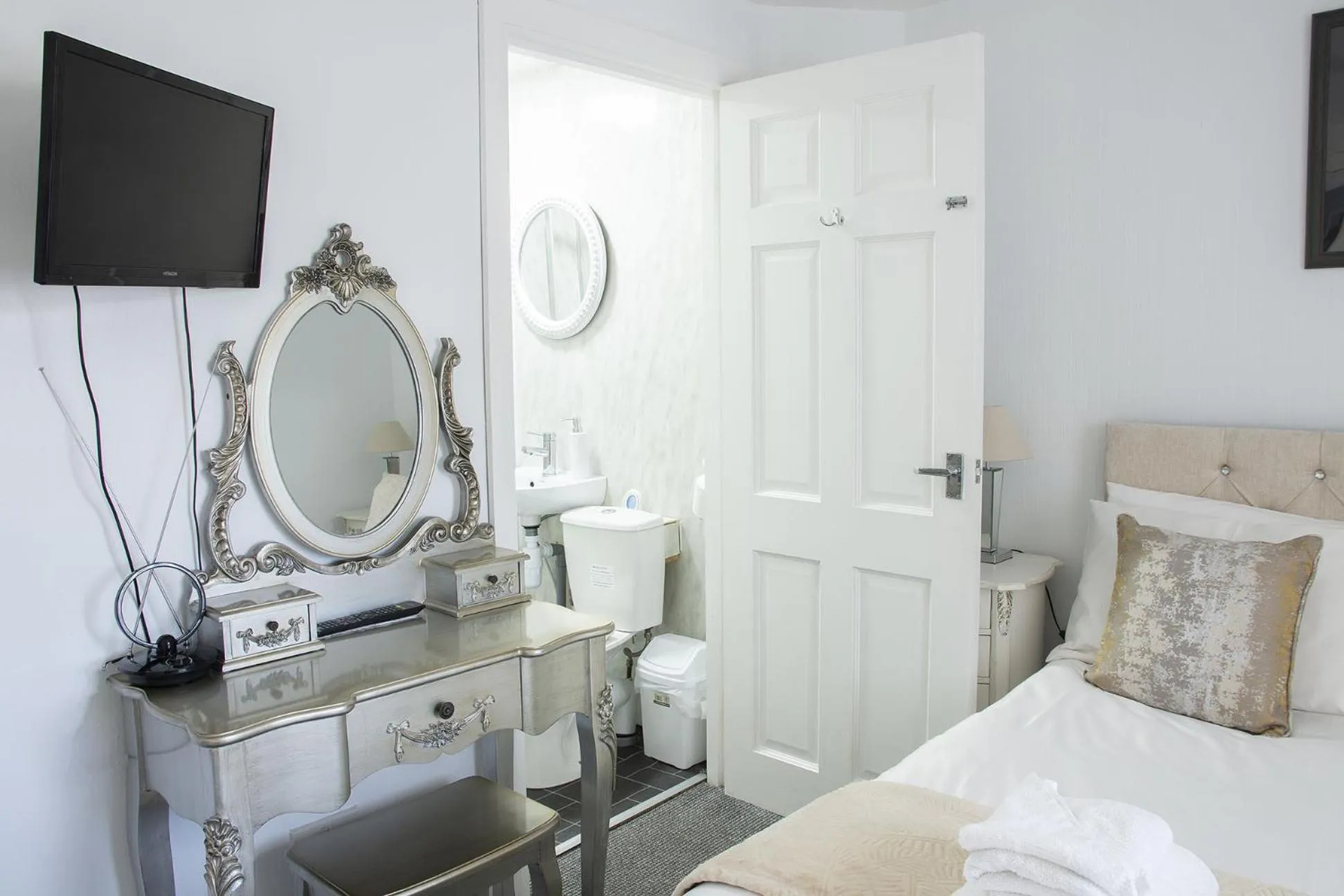 Bedroom, Bed in bishop gate bnb