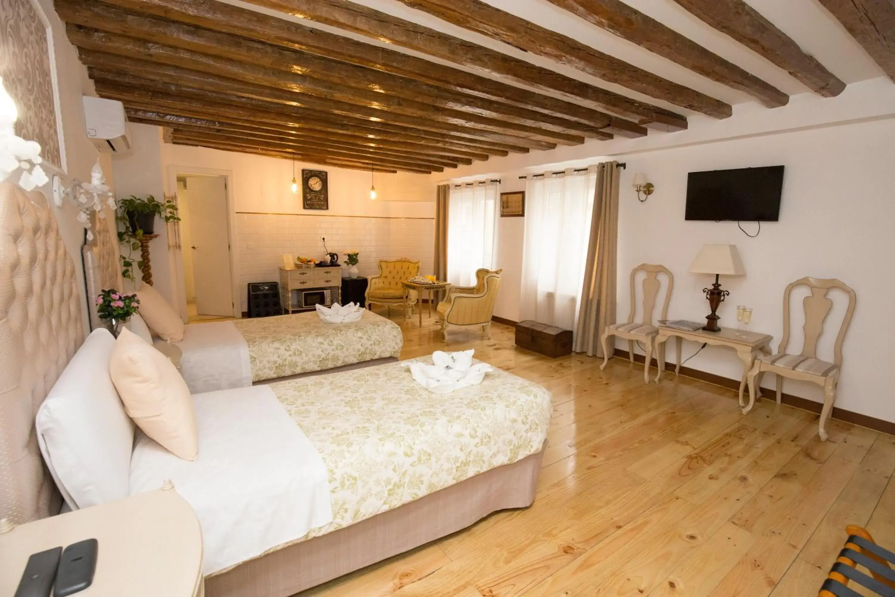 Interior twin room in Hostal Central Palace Madrid Interior twin room in Hostal Central Palace Madrid