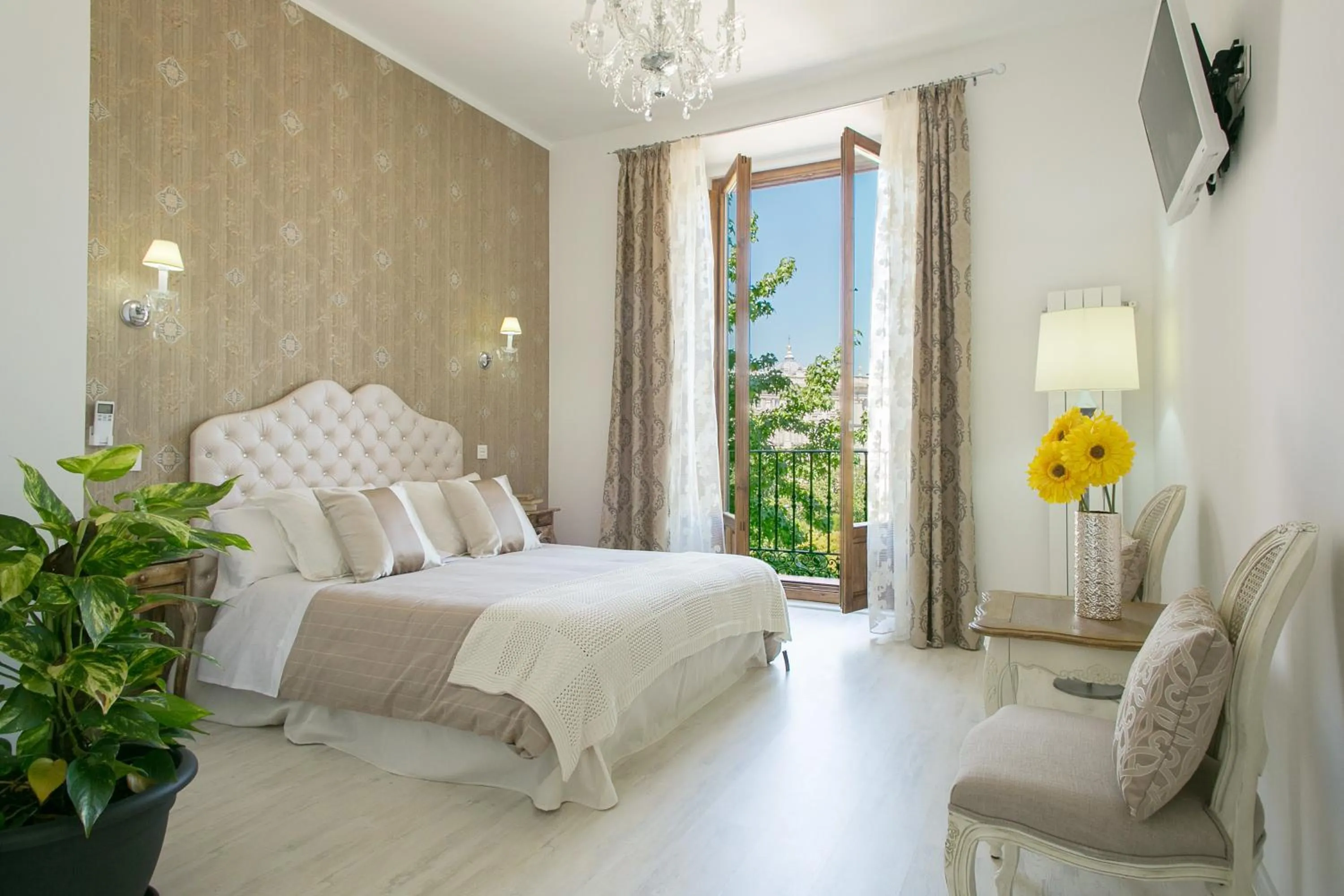 Photo of the whole room, Bed in Hostal Central Palace Madrid