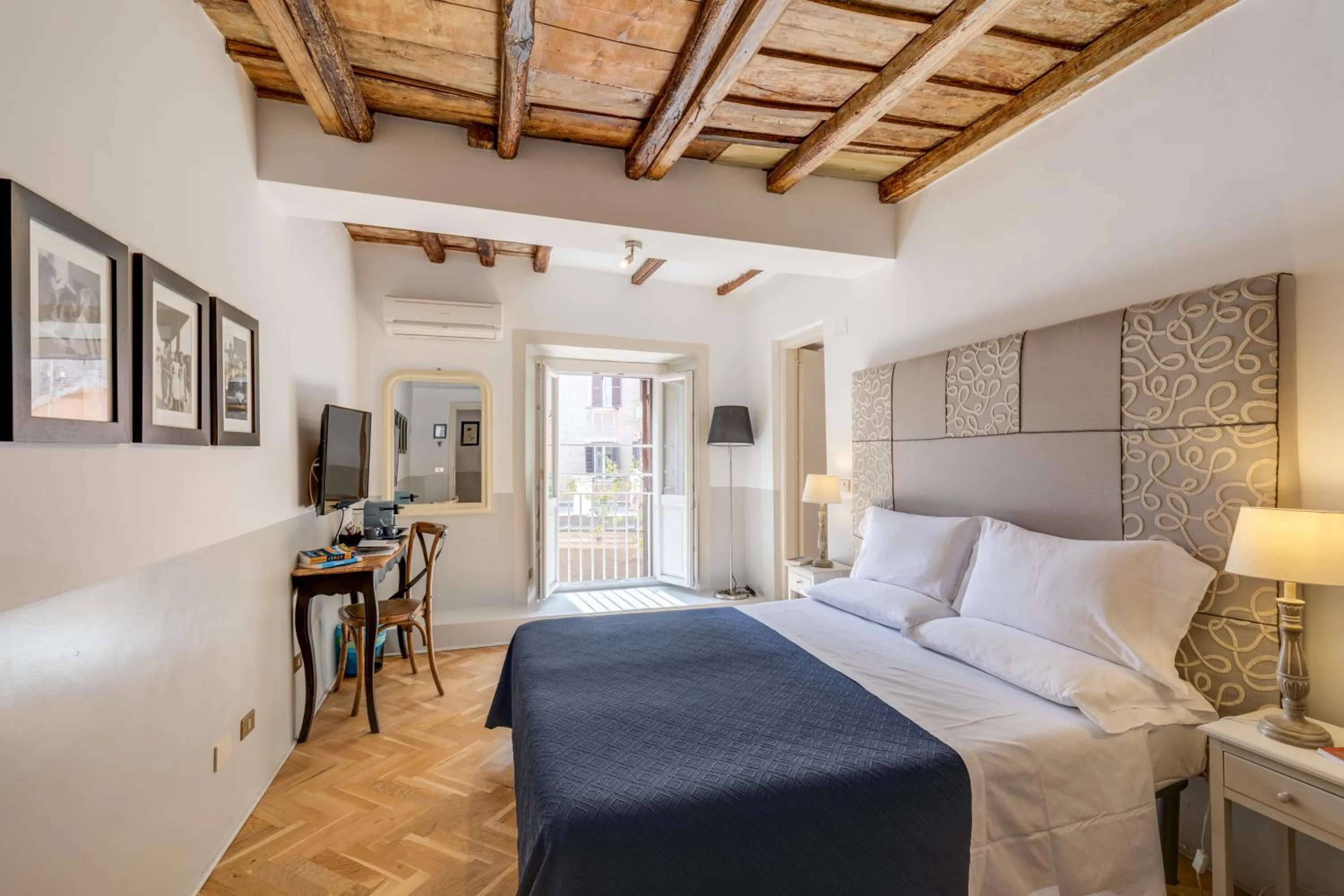 Photo of the whole room, Bed in The Bluehostel