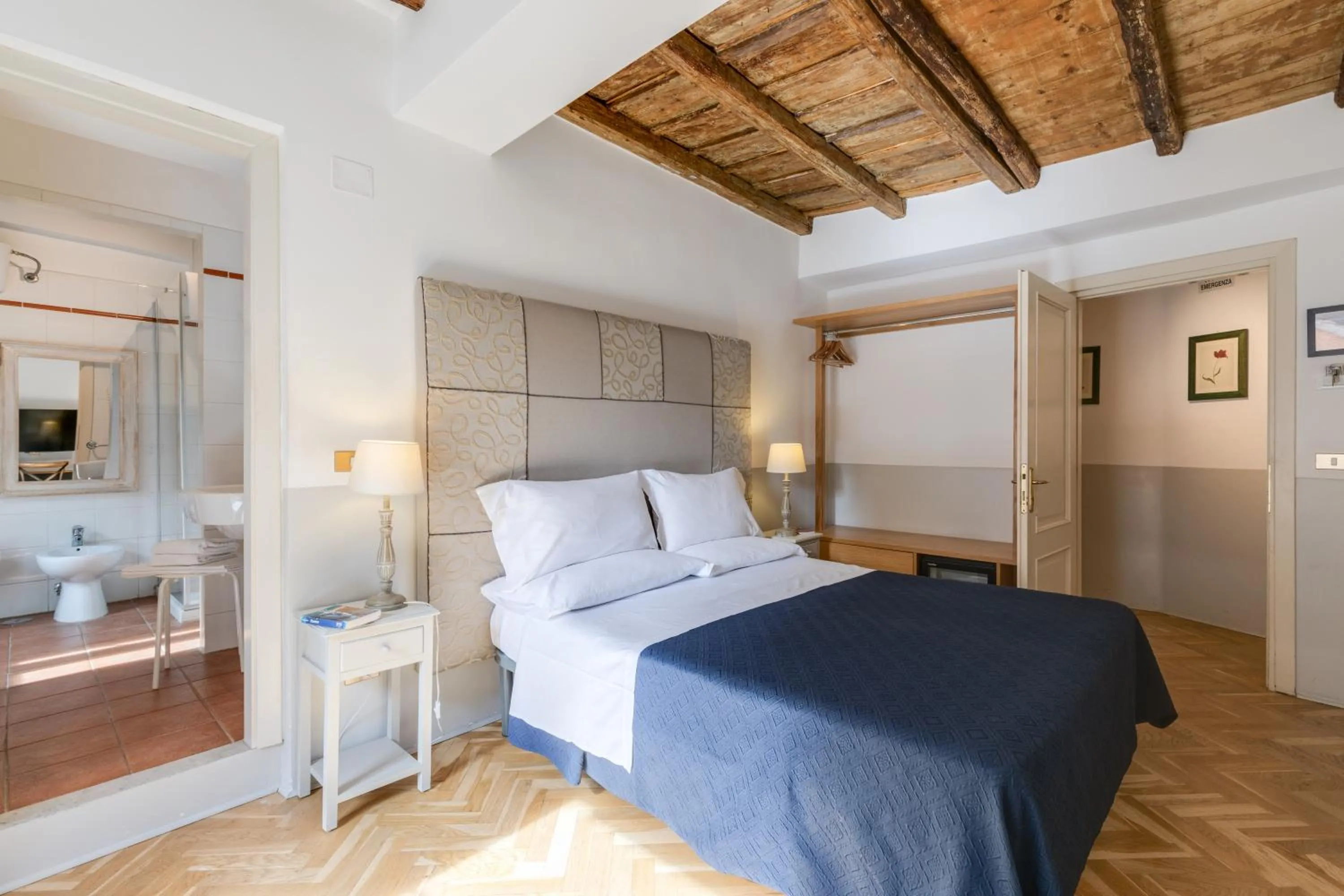 Photo of the whole room, Bed in The Bluehostel