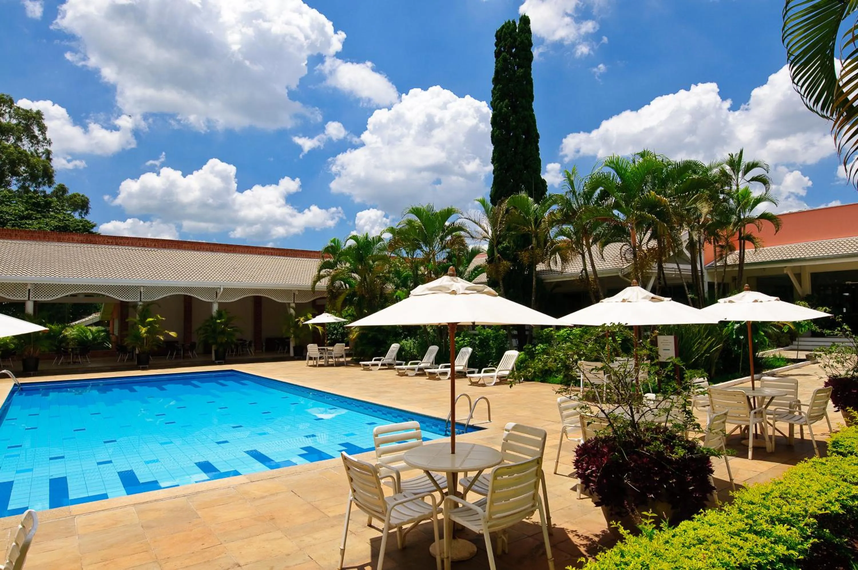 Swimming pool in Carlton Suítes Limeira
