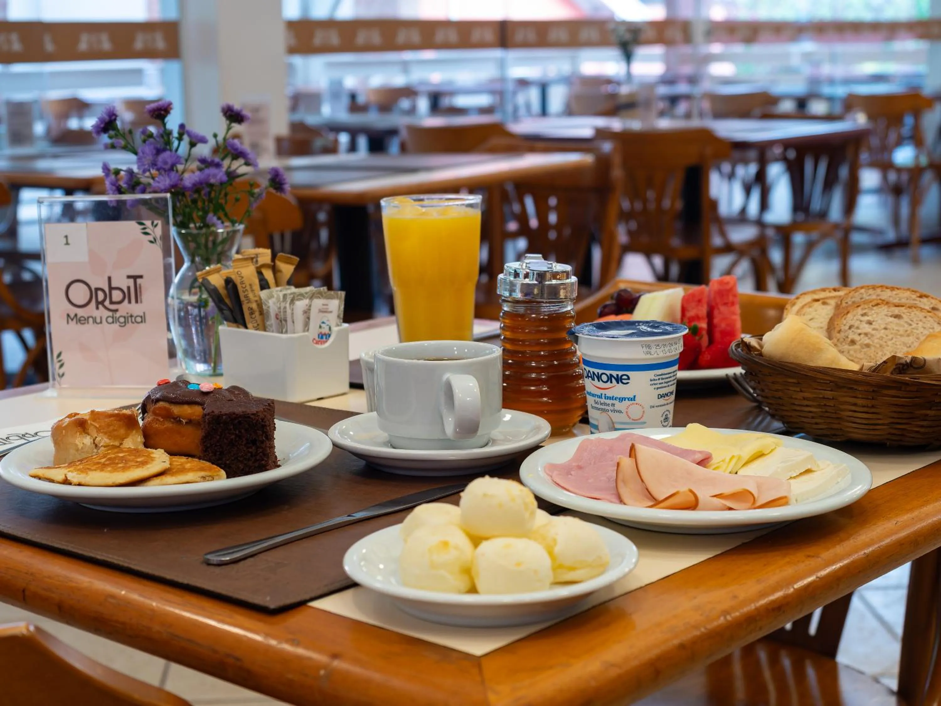 Breakfast in Carlton Suítes Limeira