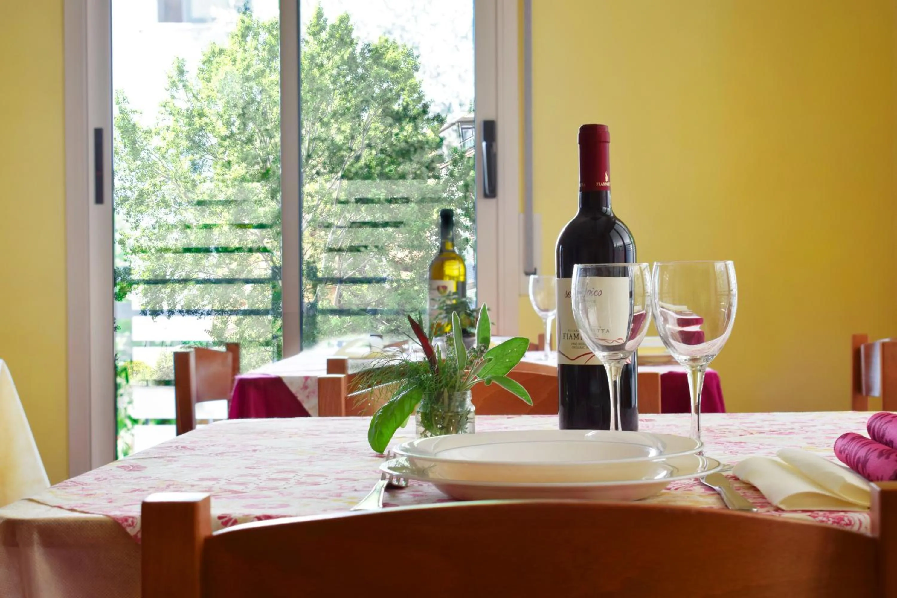 Restaurant/places to eat in Hotel Ivana