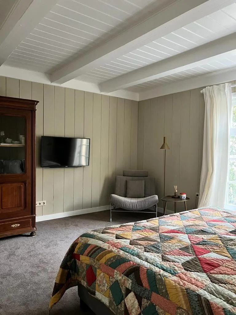 Bedroom, Bed in Dahli's Sleep Boutique