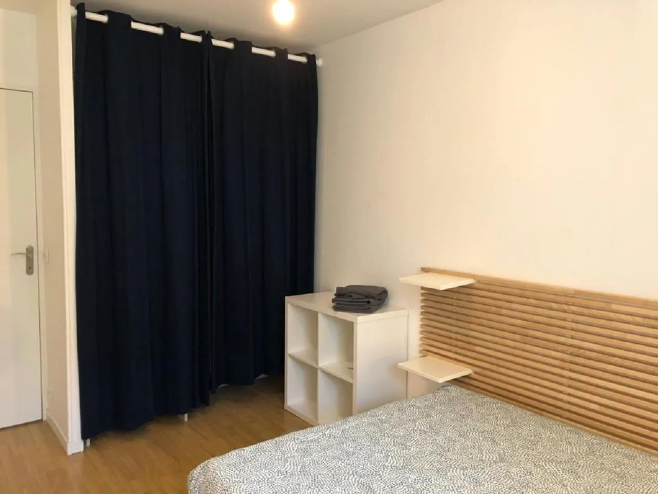 Bed, TV/Entertainment Center in Chambre paisible tout confort