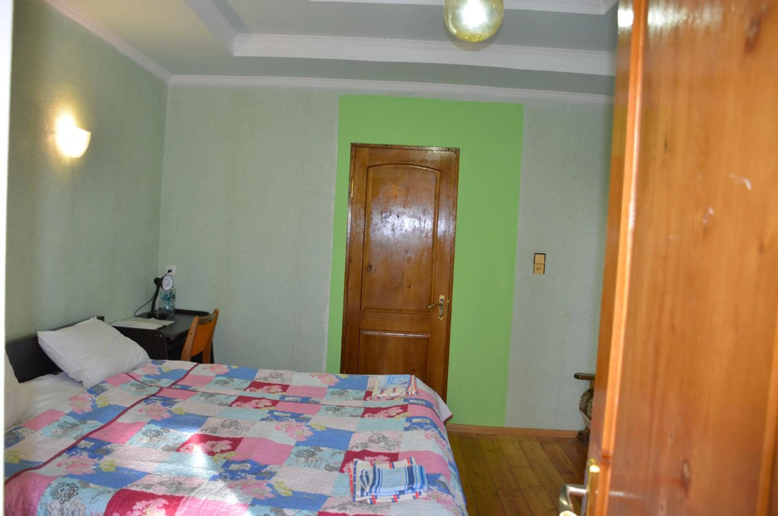 Photo of the whole room, Bed in Friends House