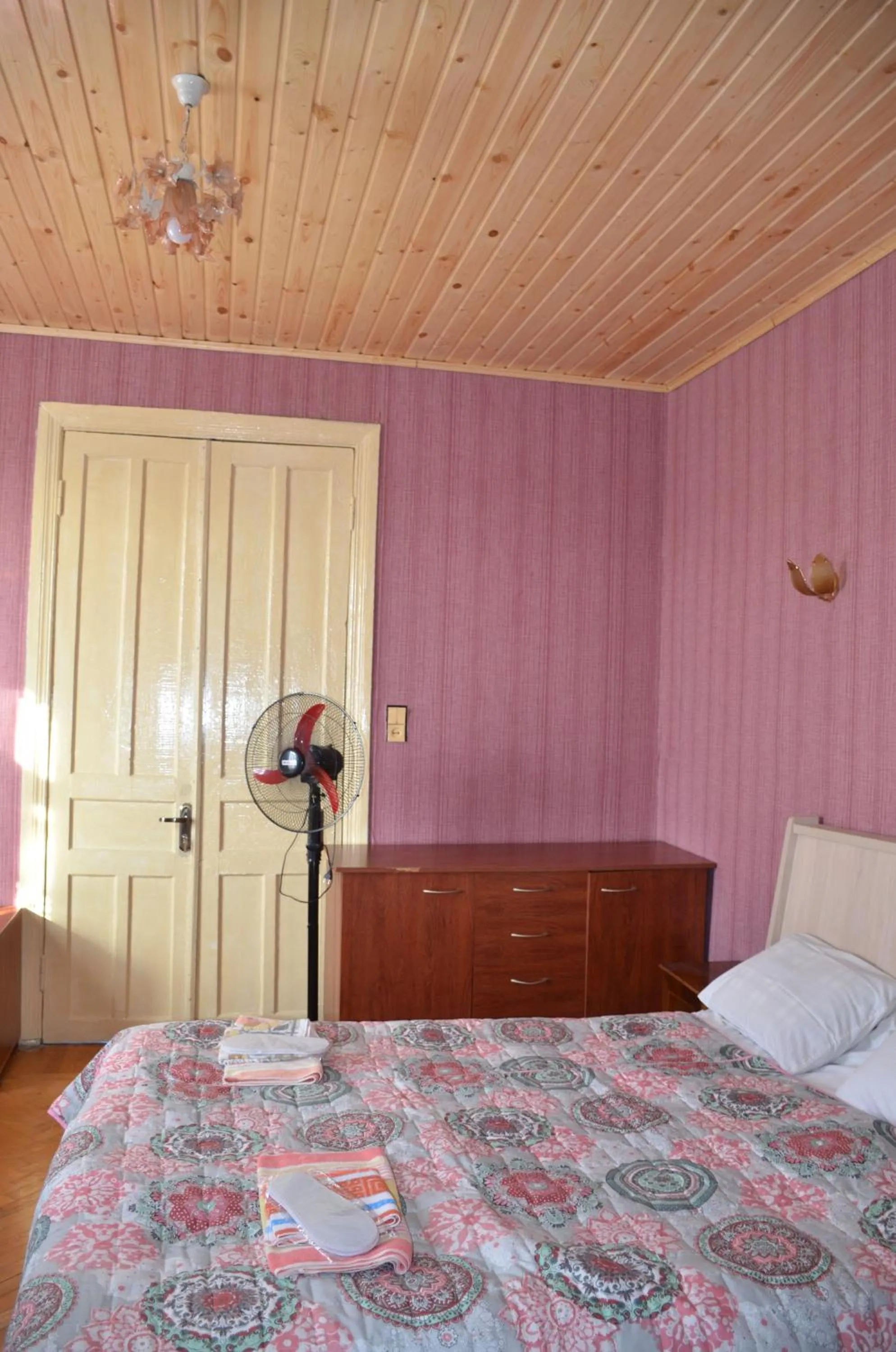 Photo of the whole room, Bed in Friends House