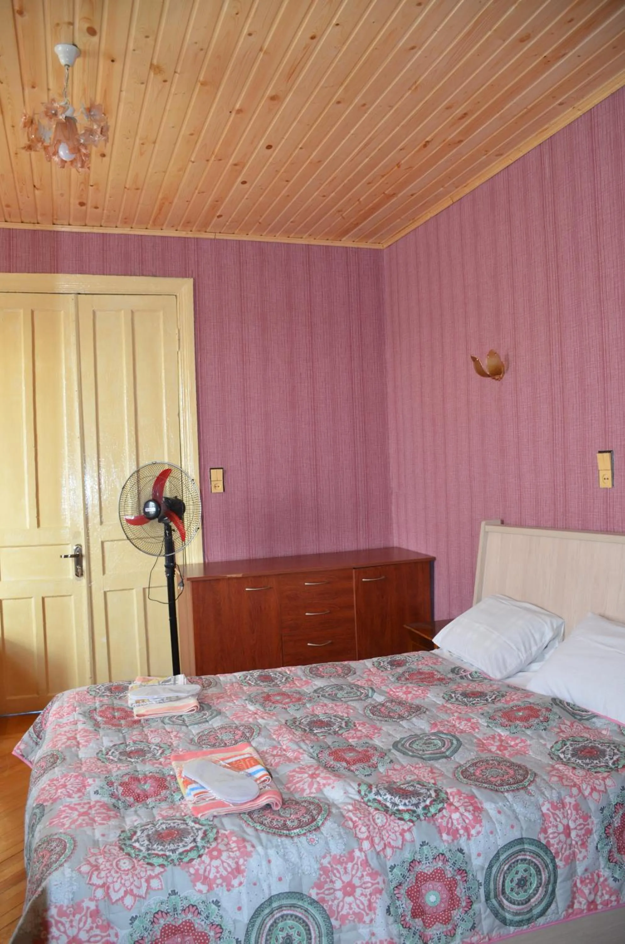 Photo of the whole room, Bed in Friends House