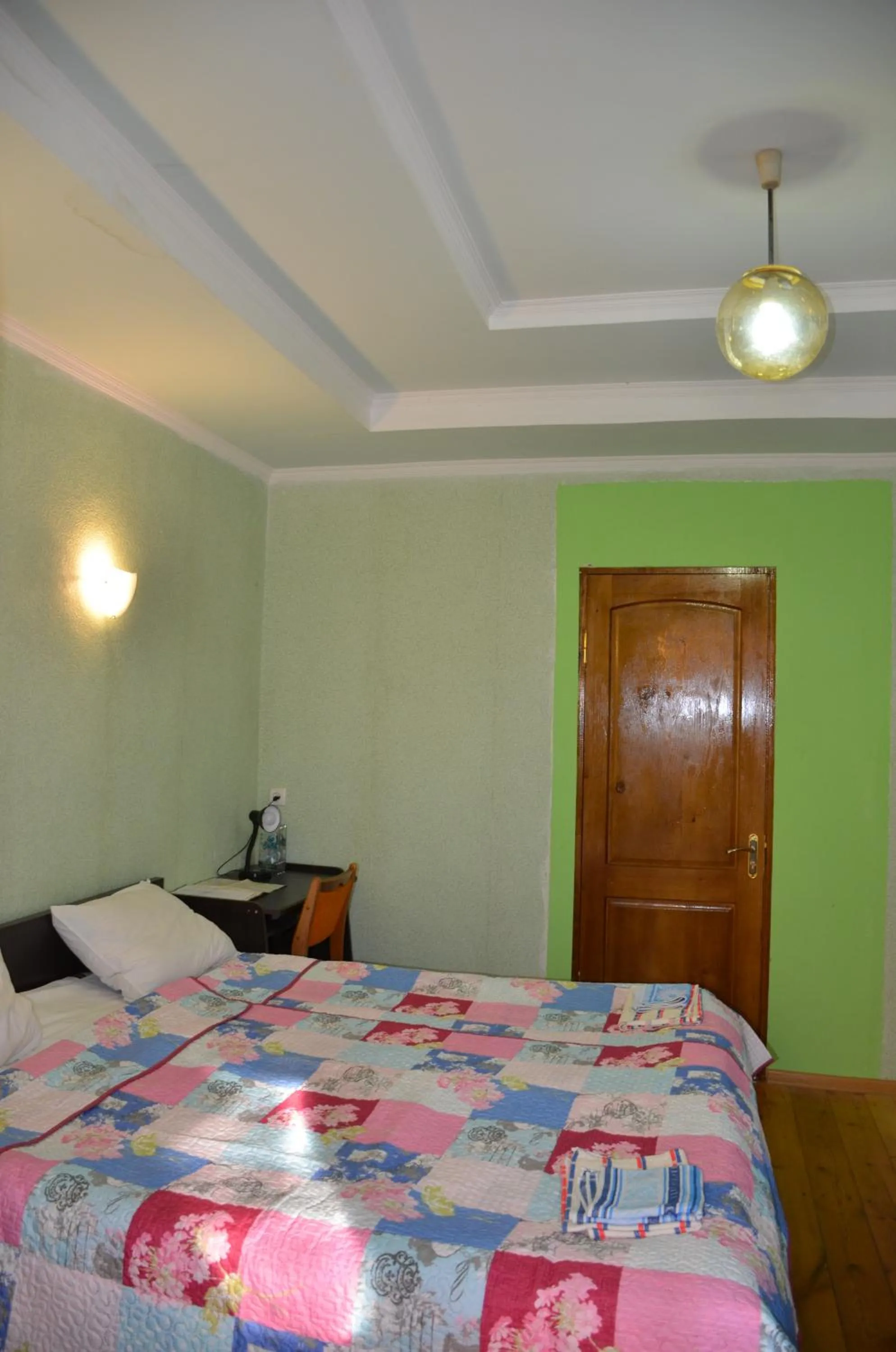 Photo of the whole room, Bed in Friends House