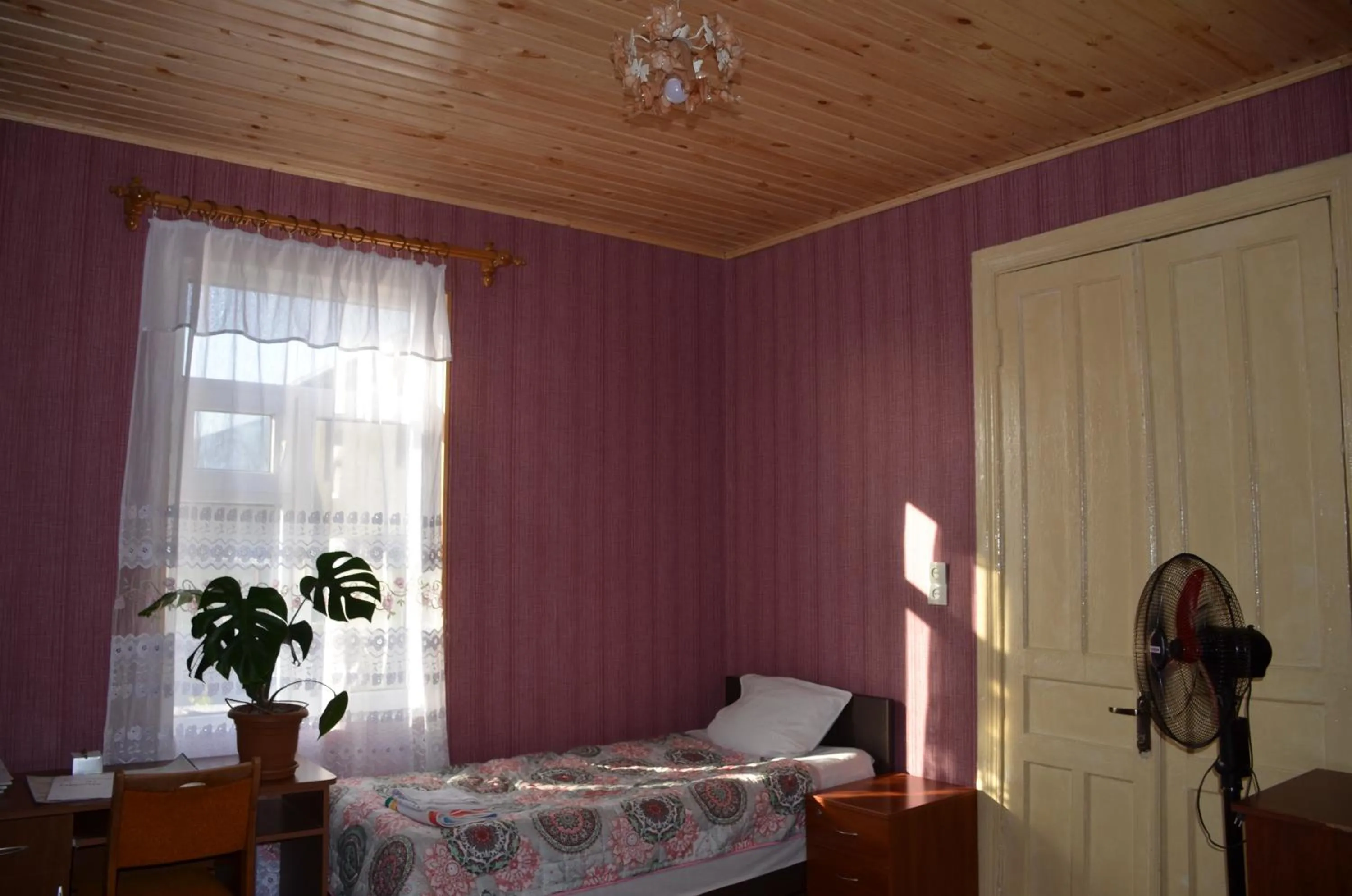 Photo of the whole room, Bed in Friends House