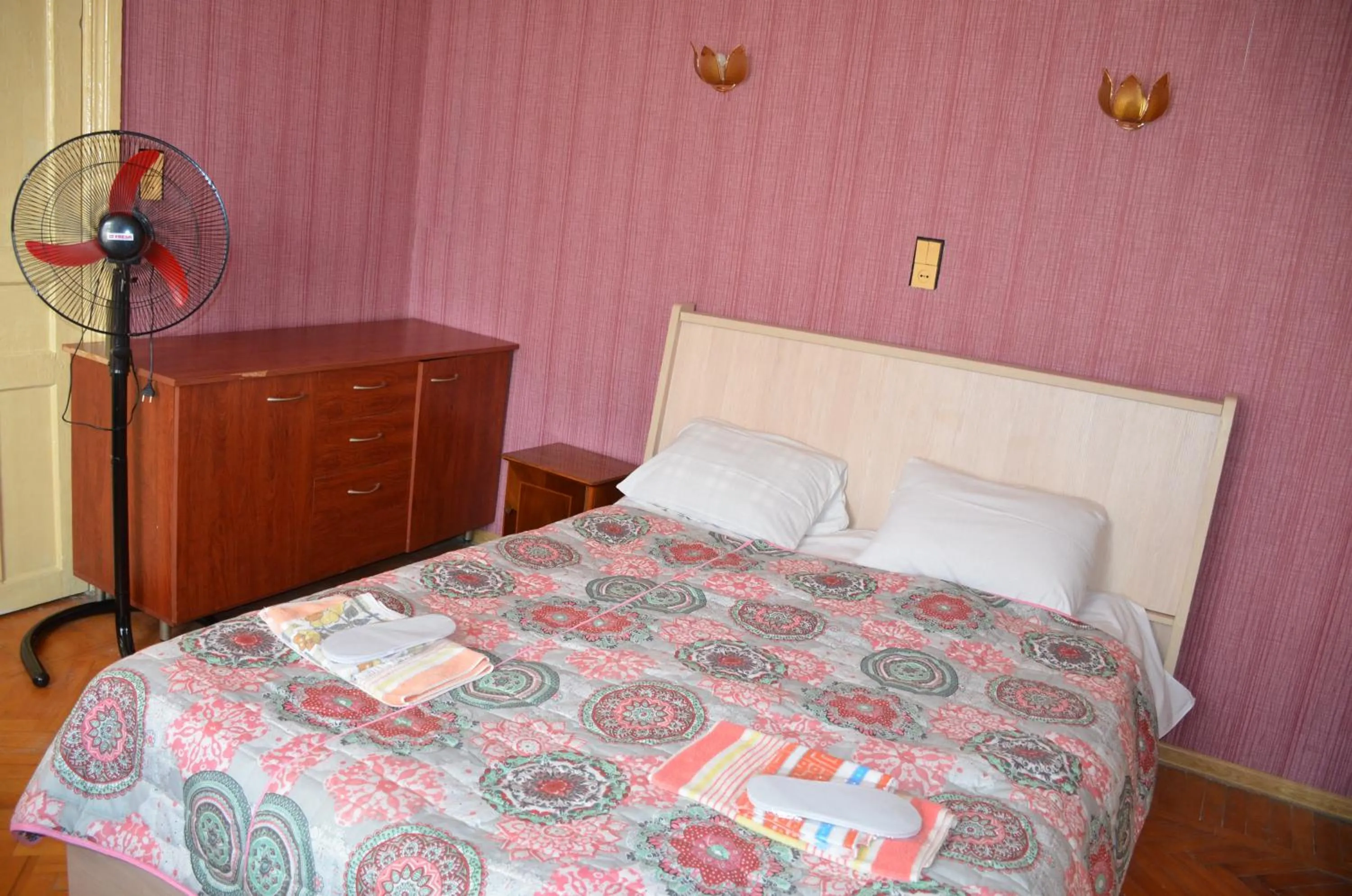 Photo of the whole room, Bed in Friends House