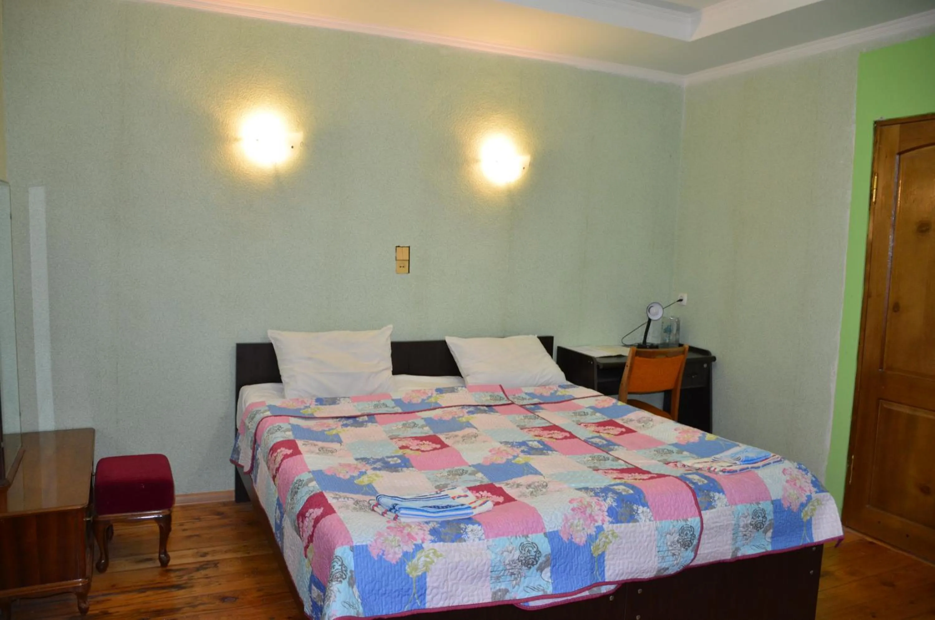 Photo of the whole room, Bed in Friends House