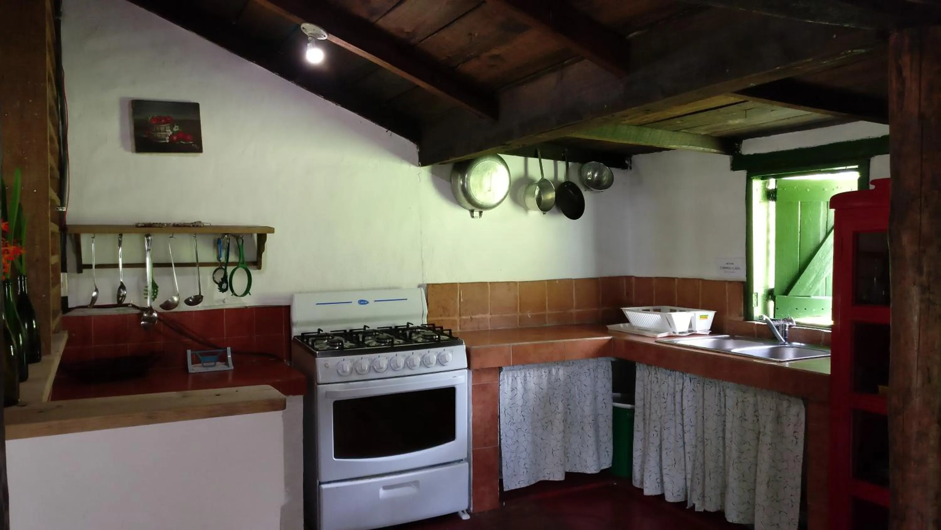 Kitchen or kitchenette in Villa Pajon Eco Lodge