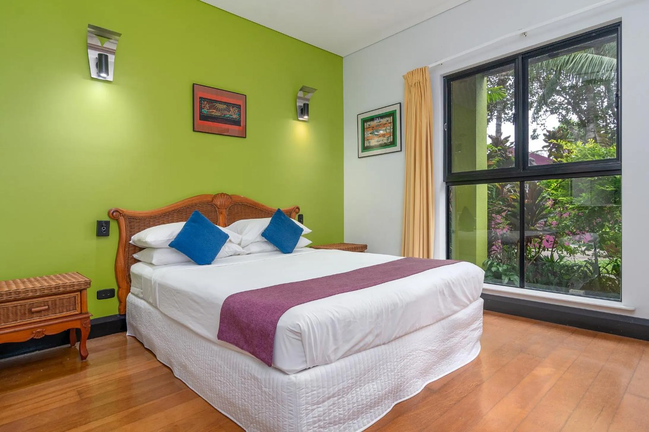 Bed in Dreamcatcher Beach-Side Apartments