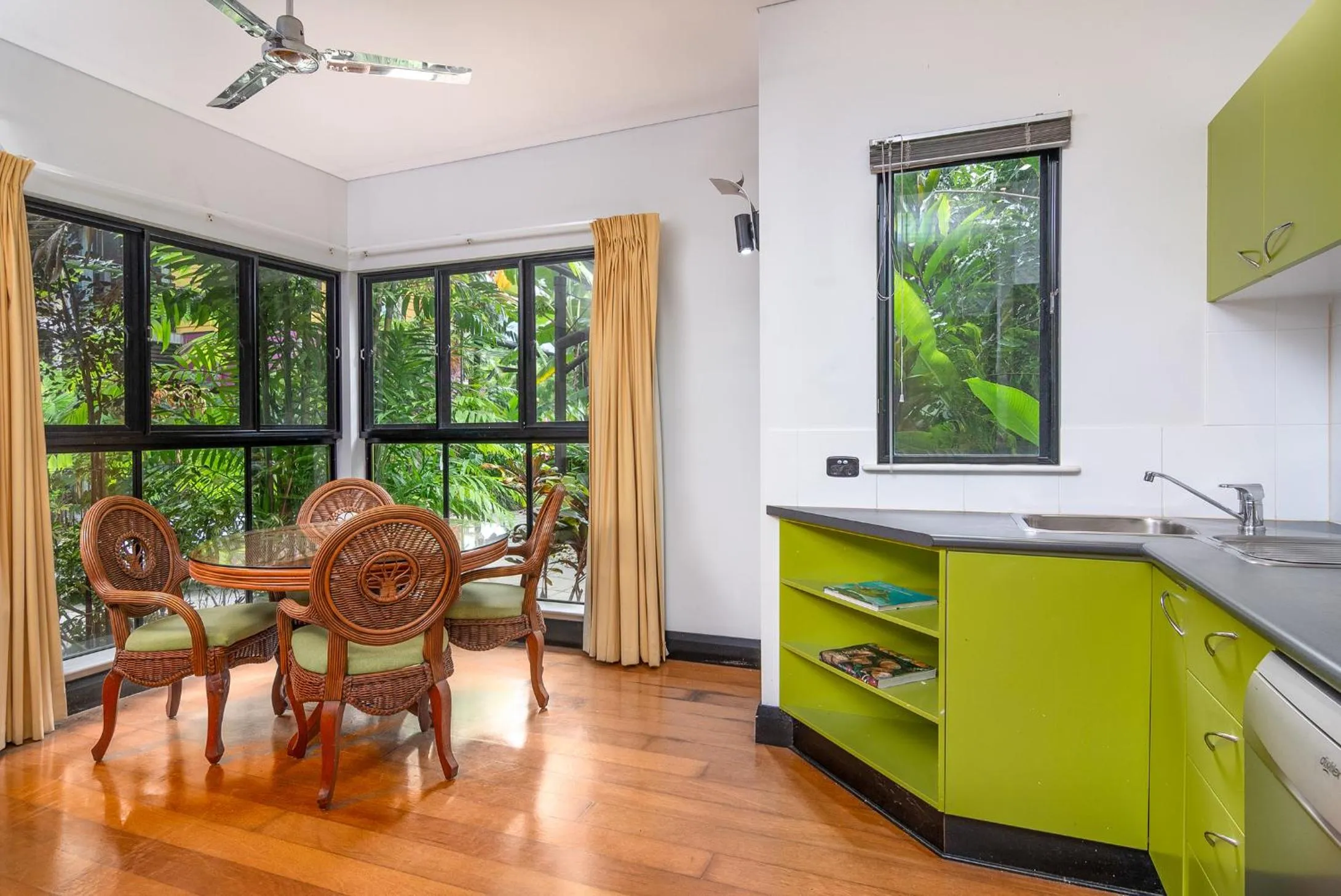 Dreamcatcher Beach-Side Apartments