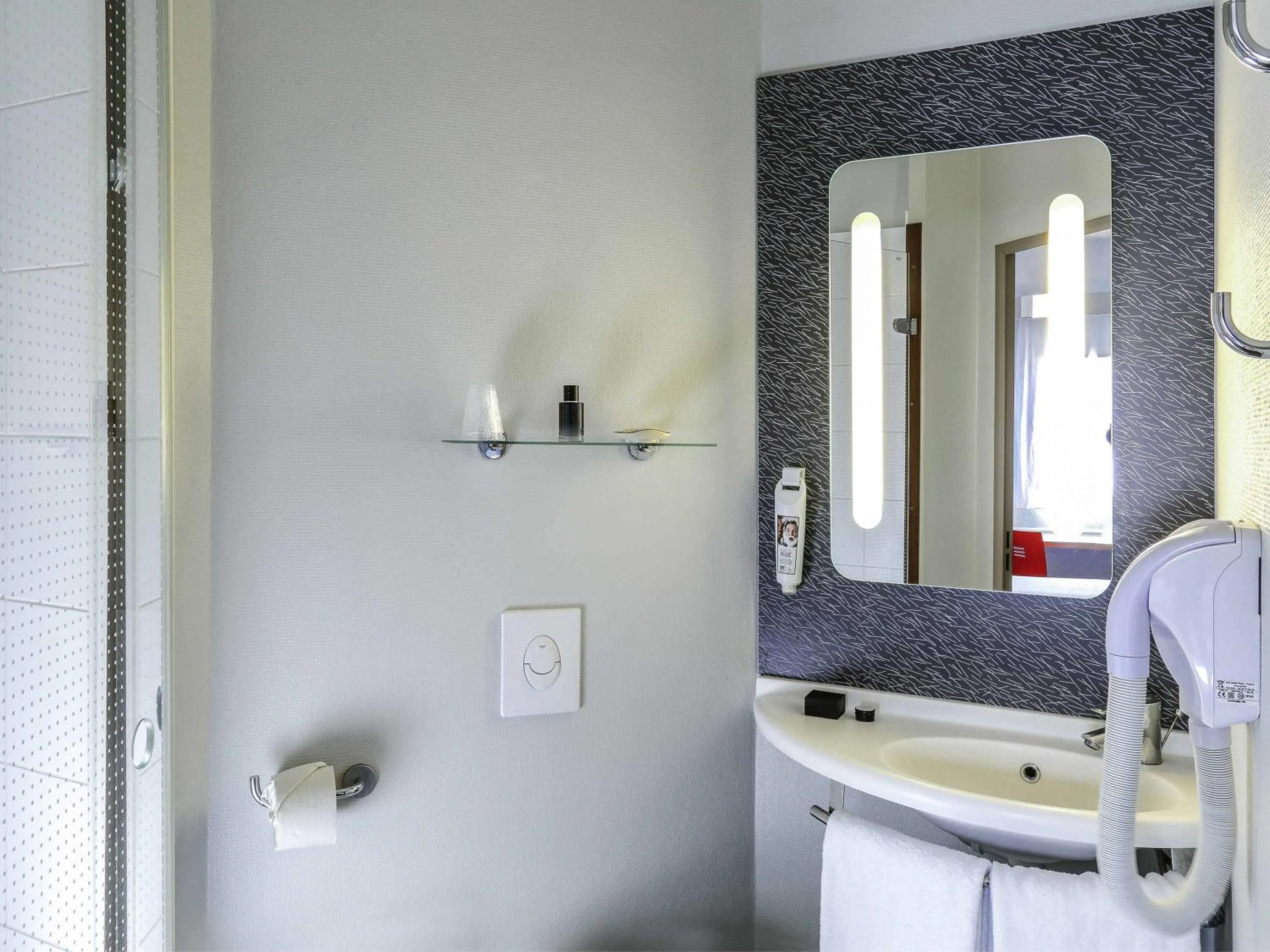 Bedroom in ibis Orange Sud