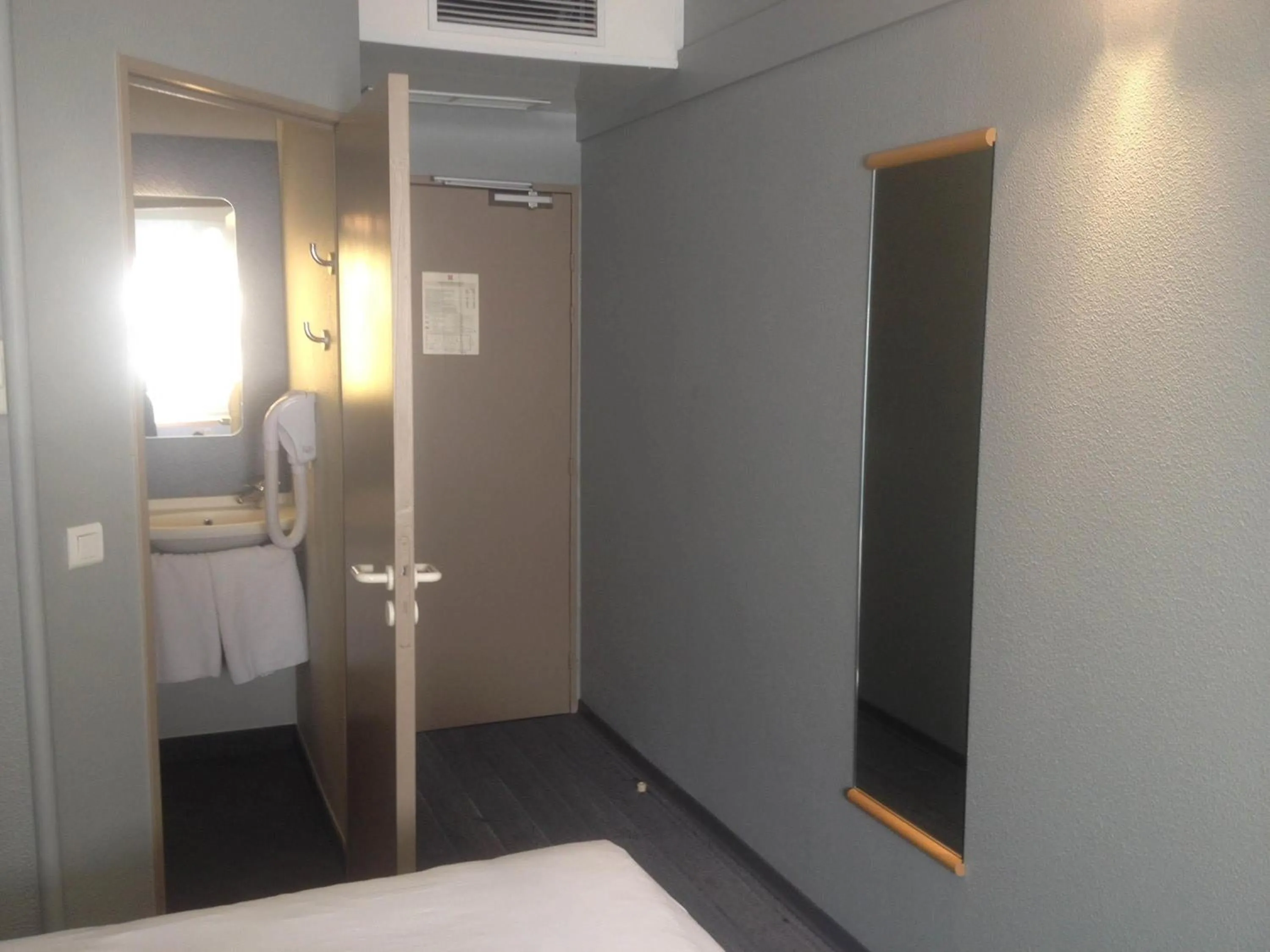 Bedroom in ibis Orange Sud