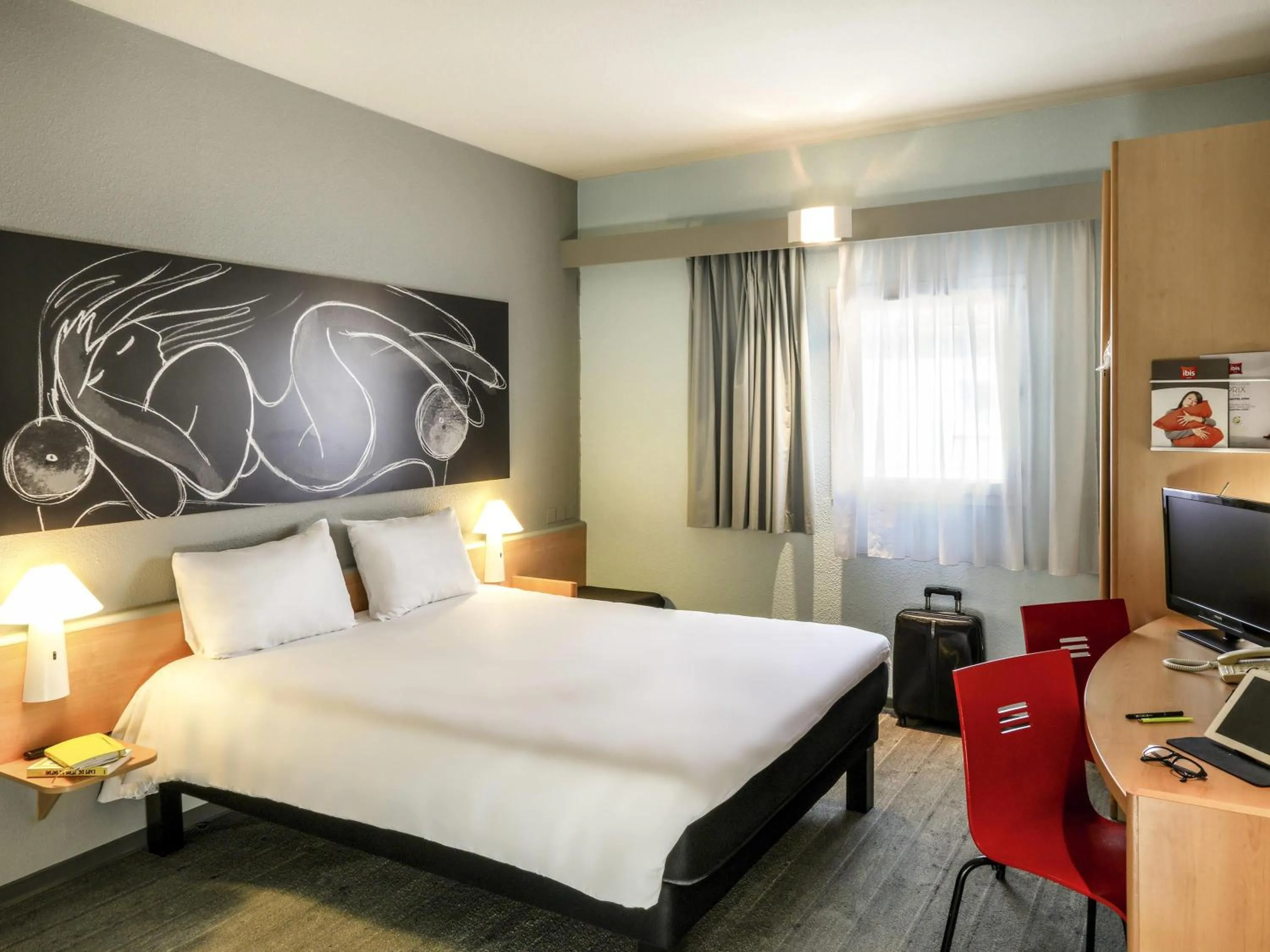 Bedroom, Bed in ibis Orange Sud