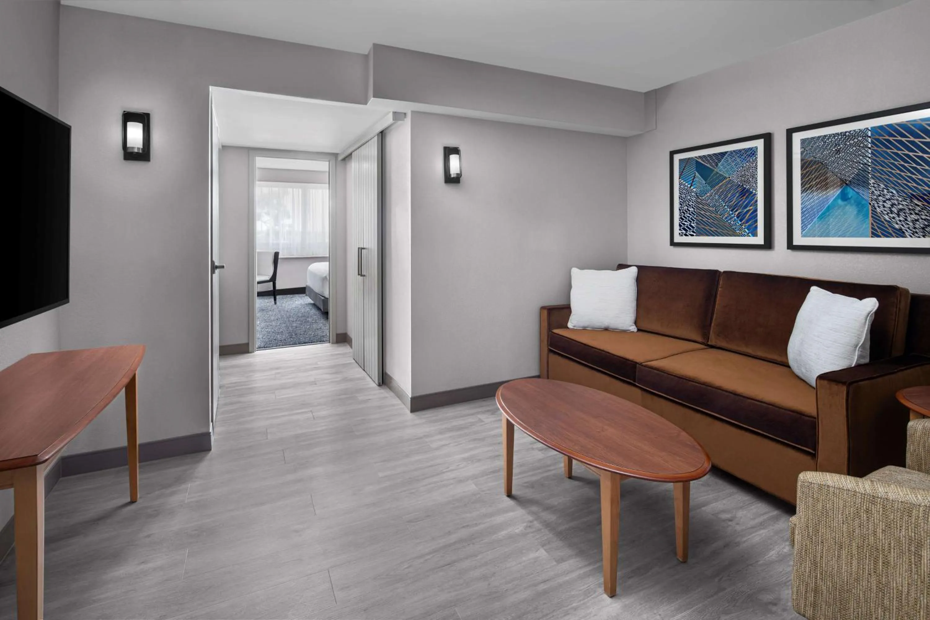 Living room, Bed in The Alloy, a DoubleTree by Hilton - Valley Forge