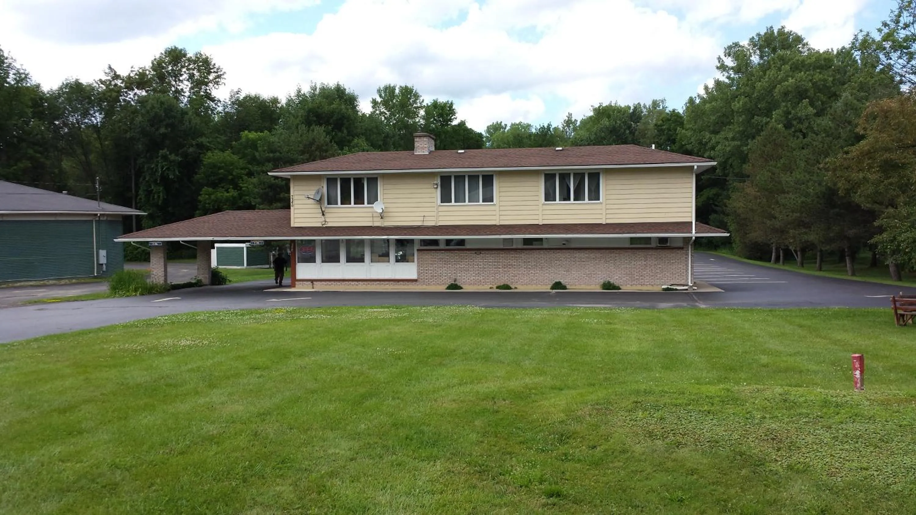 Facade/entrance in Budget Inn Fairport