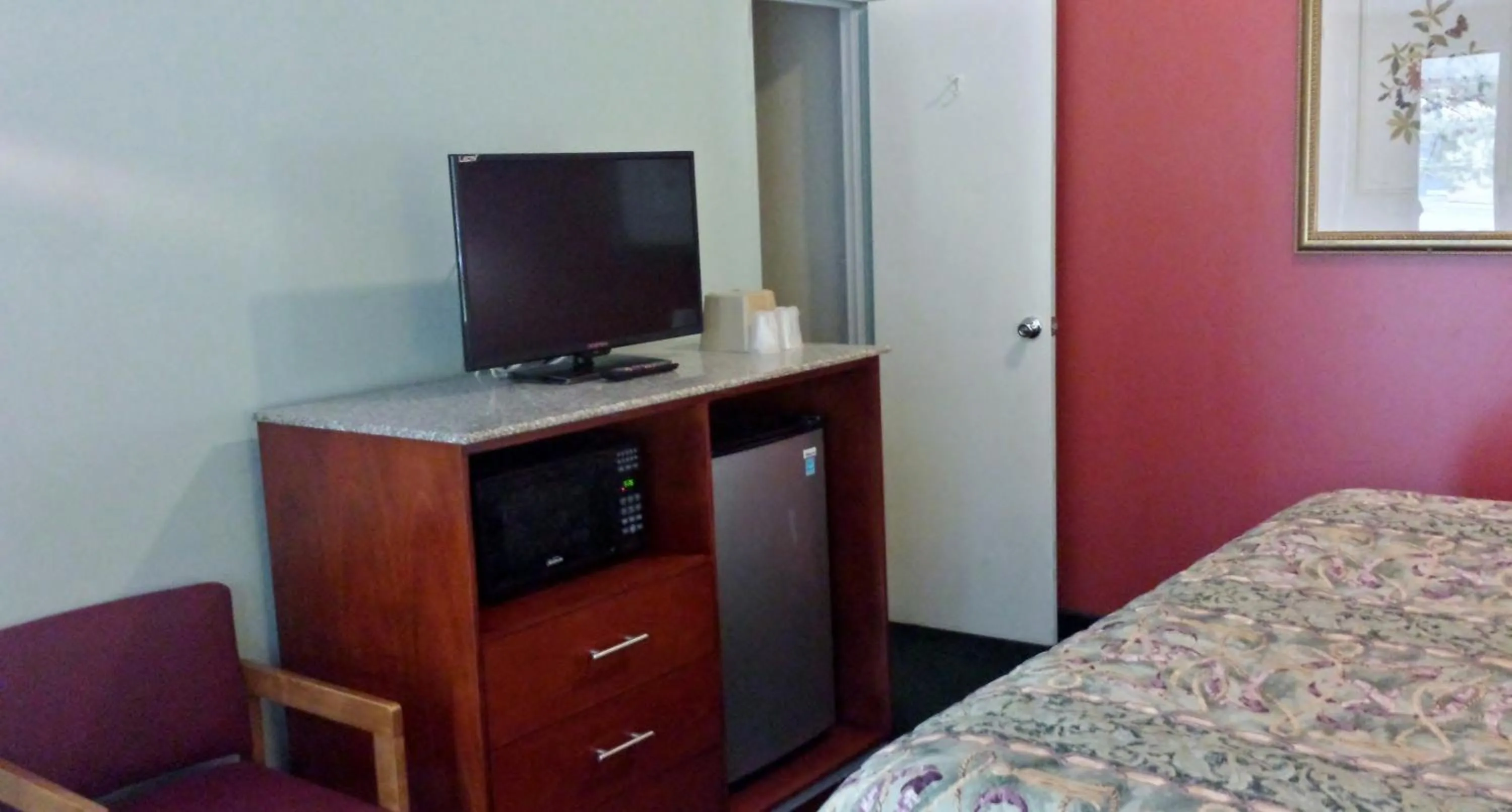 TV and multimedia, Bed in Budget Inn Fairport