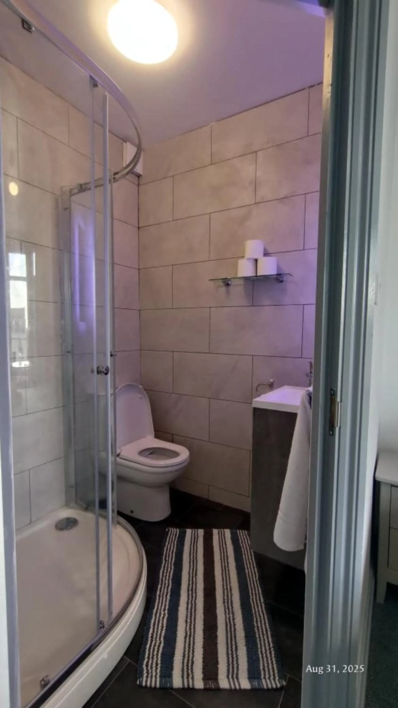 Bathroom in OYO Shore Surf Lodge