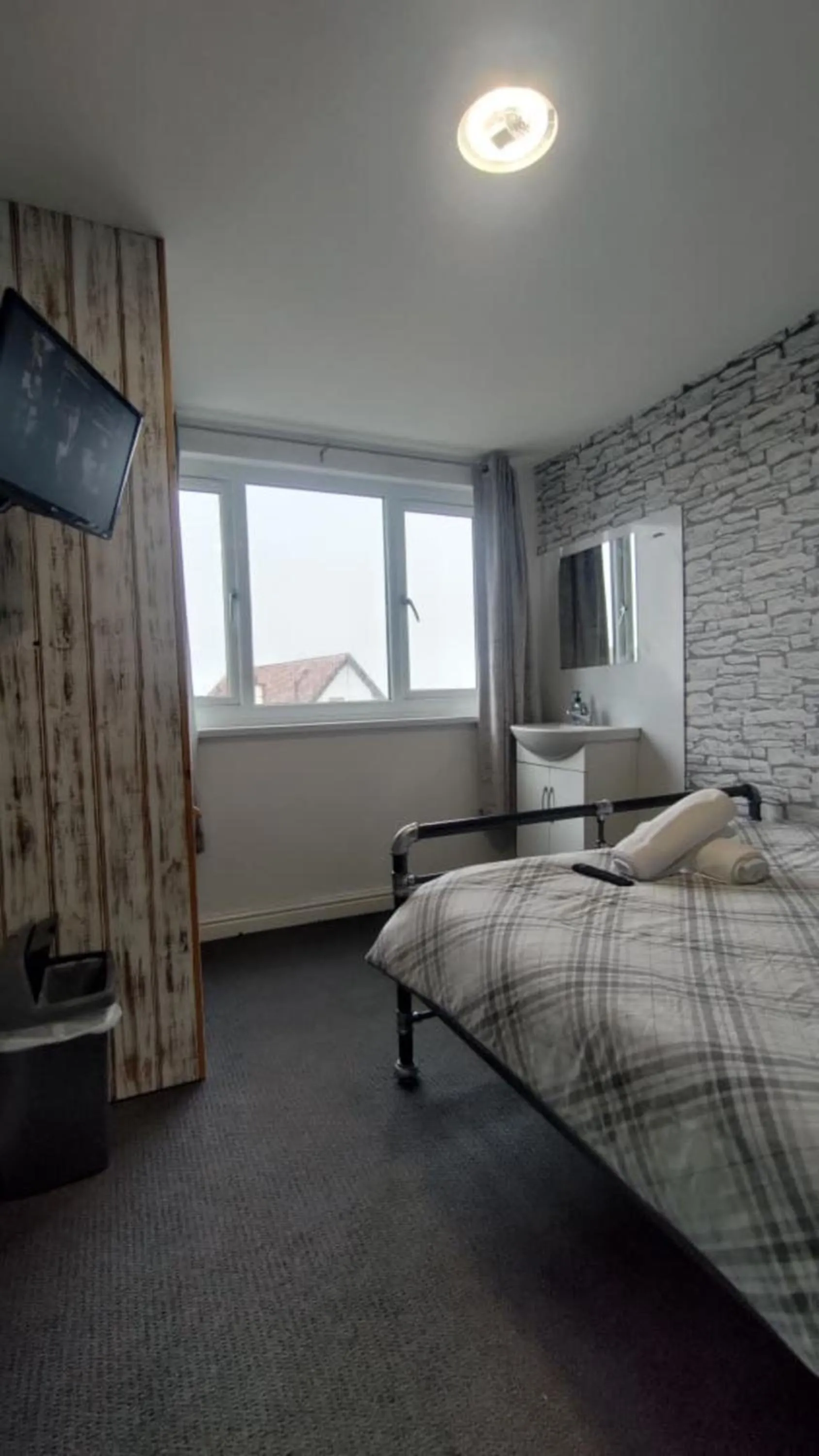 TV and multimedia, Bed in OYO Shore Surf Lodge