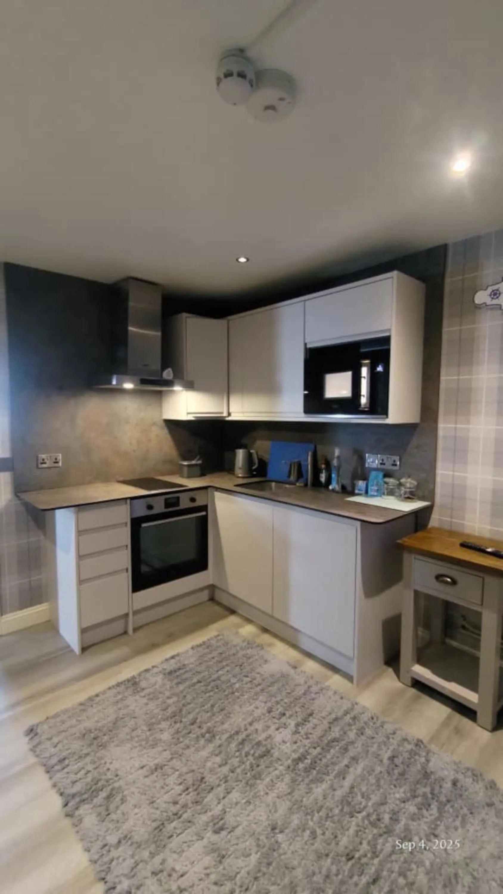 Kitchen or kitchenette in OYO Shore Surf Lodge