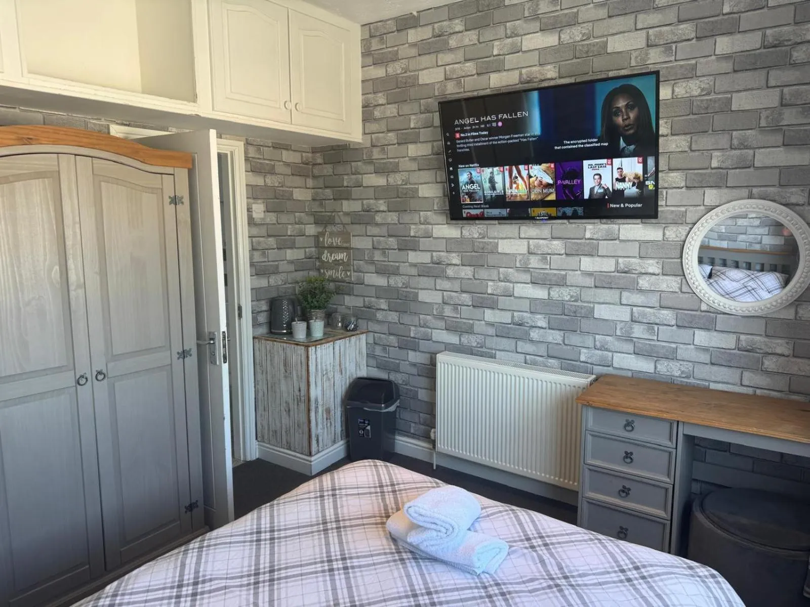 Bedroom, Bed in OYO Shore Surf Lodge