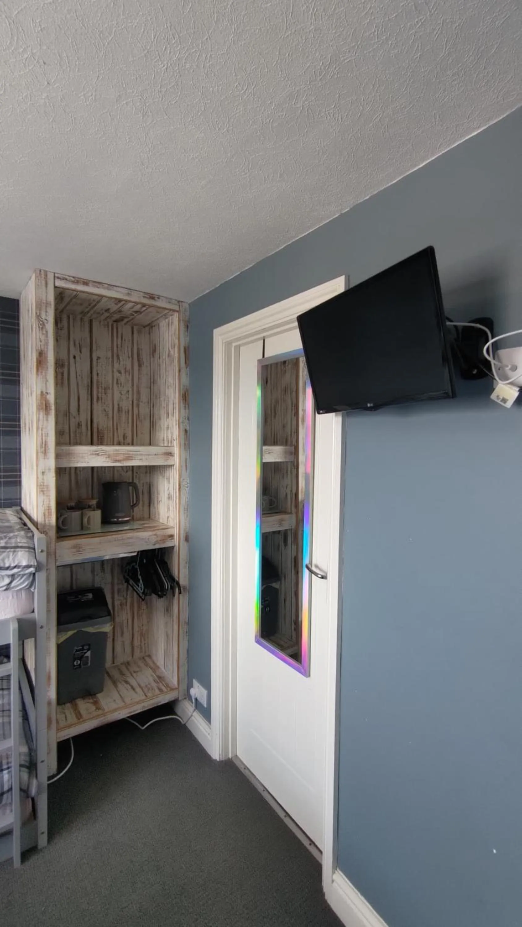 TV and multimedia in OYO Shore Surf Lodge