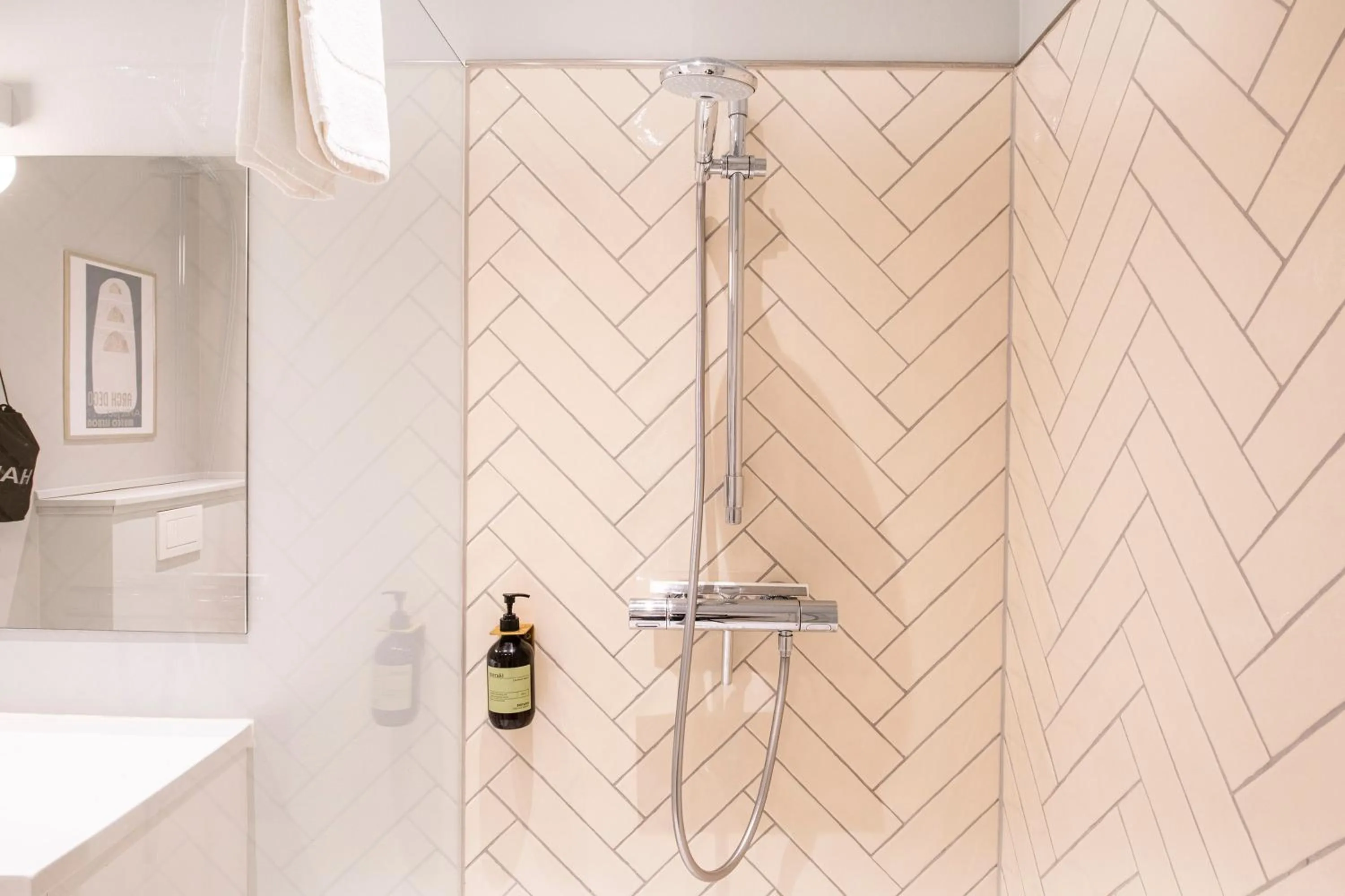 Shower in The Beach apartments by Daniel&Jacob's