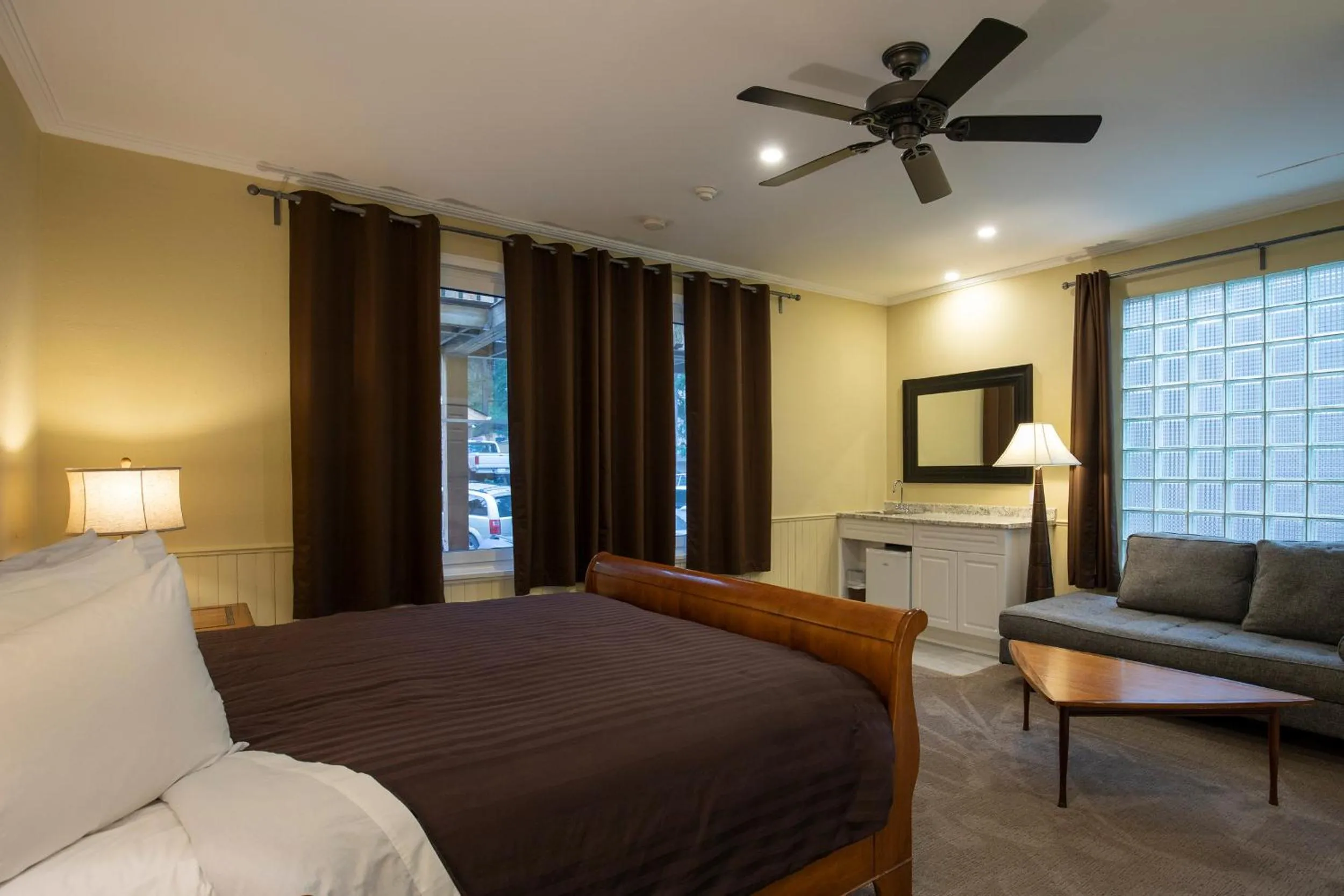 Bed in Banff Boutique Inn - Adults only