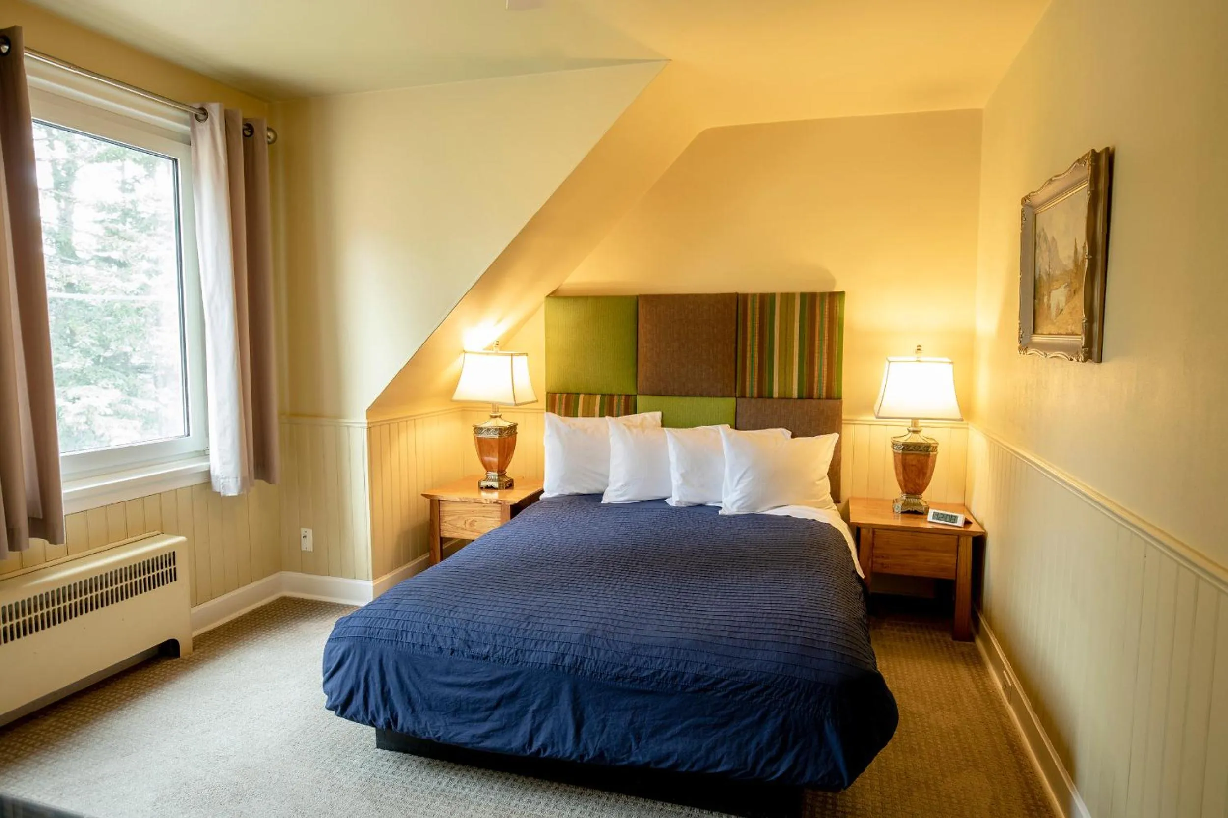 Bed in Banff Boutique Inn - Adults only