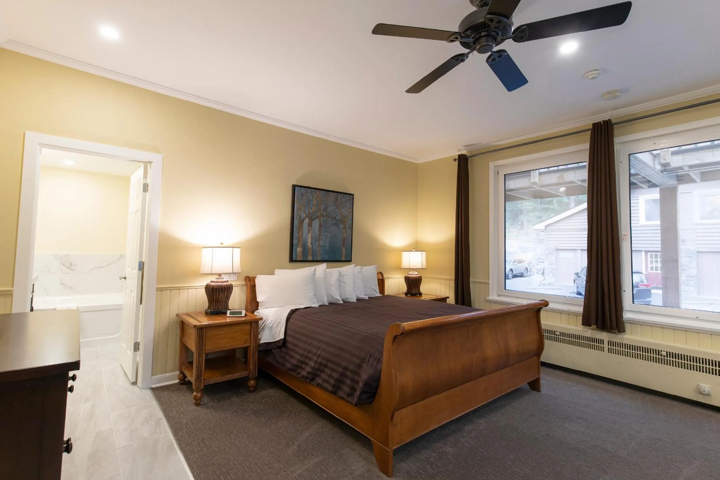 Bed in Banff Boutique Inn - Adults only