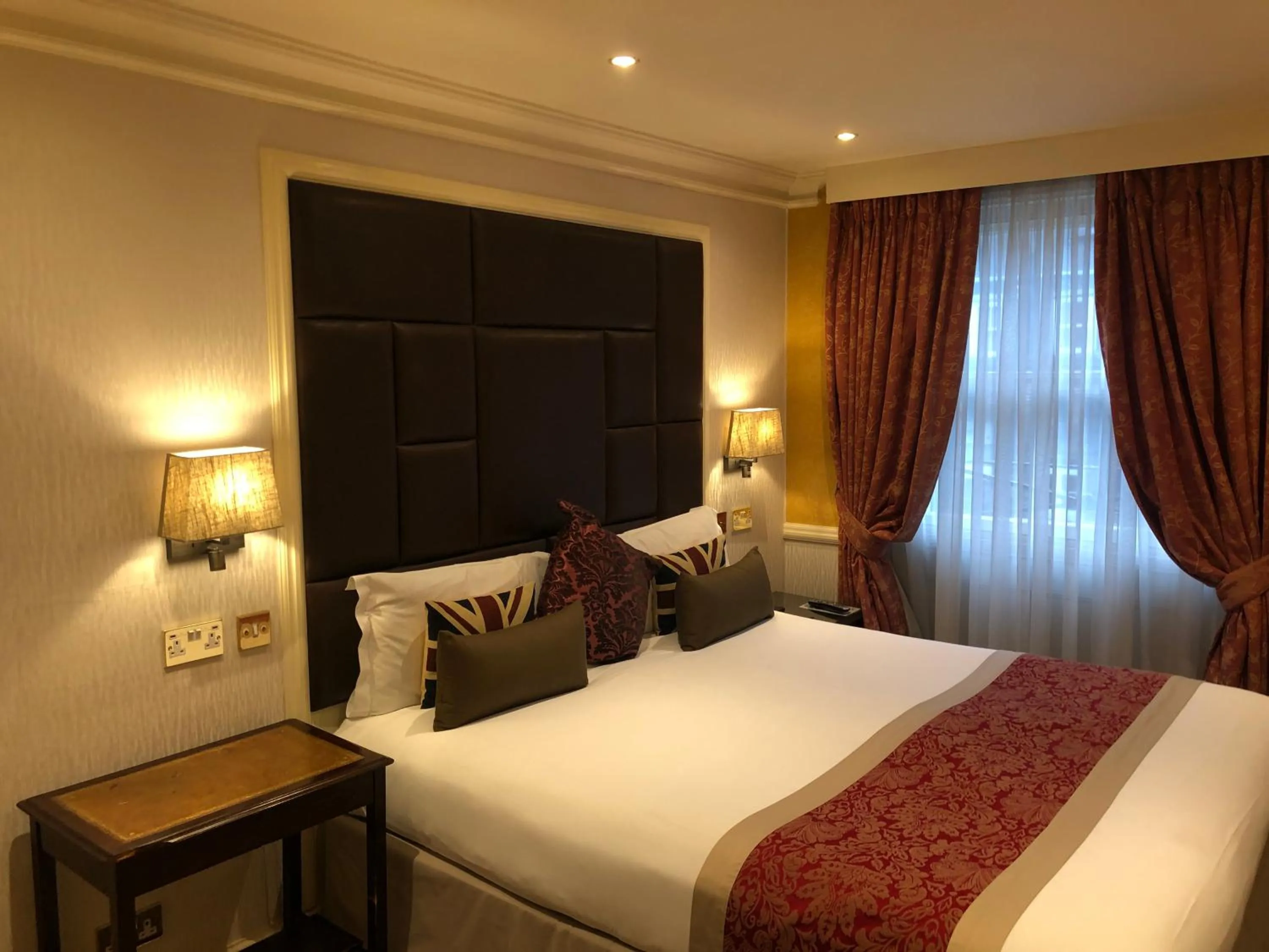 Photo of the whole room, Bed in The Leonard Hotel