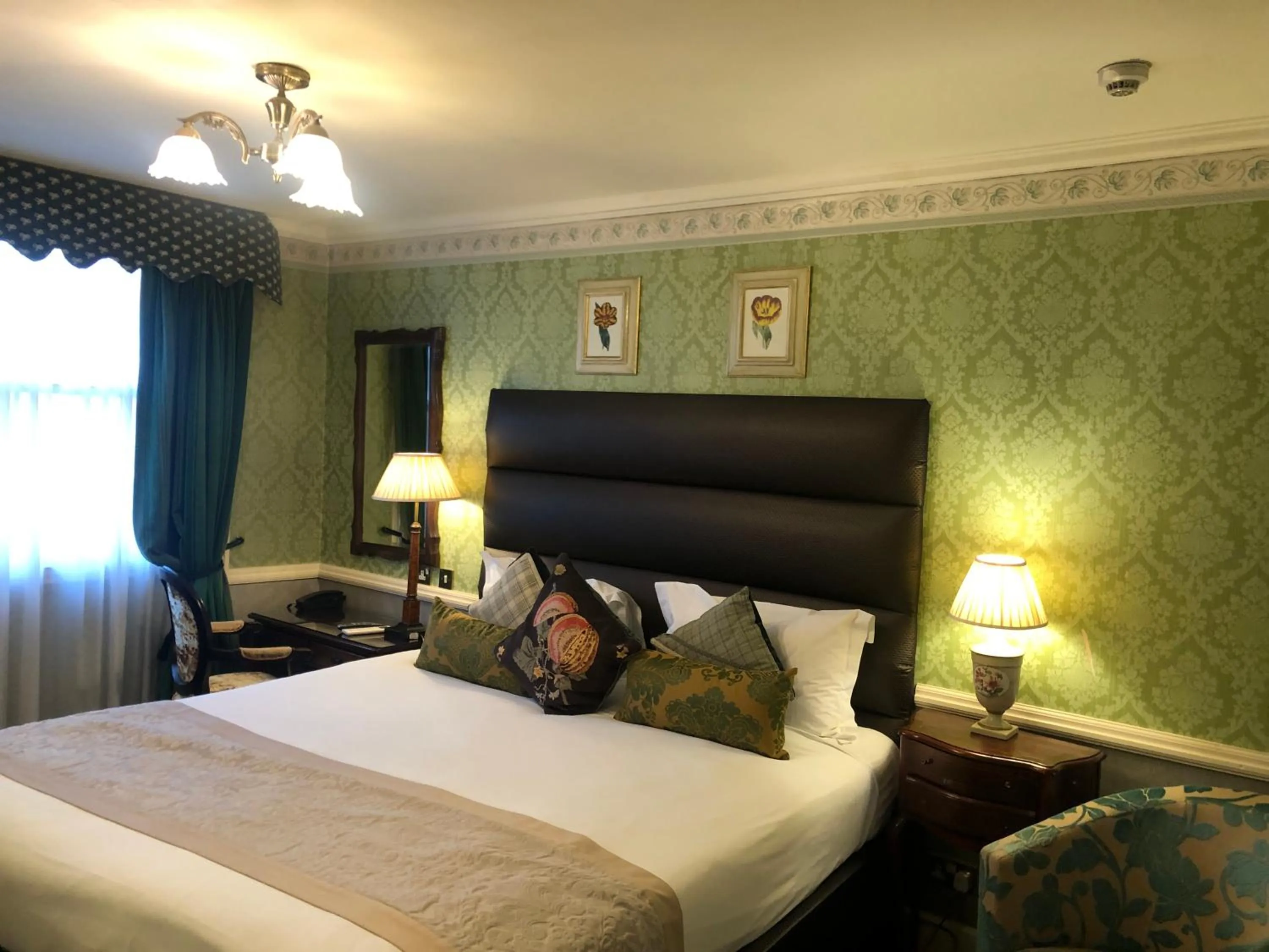 Photo of the whole room, Bed in The Leonard Hotel