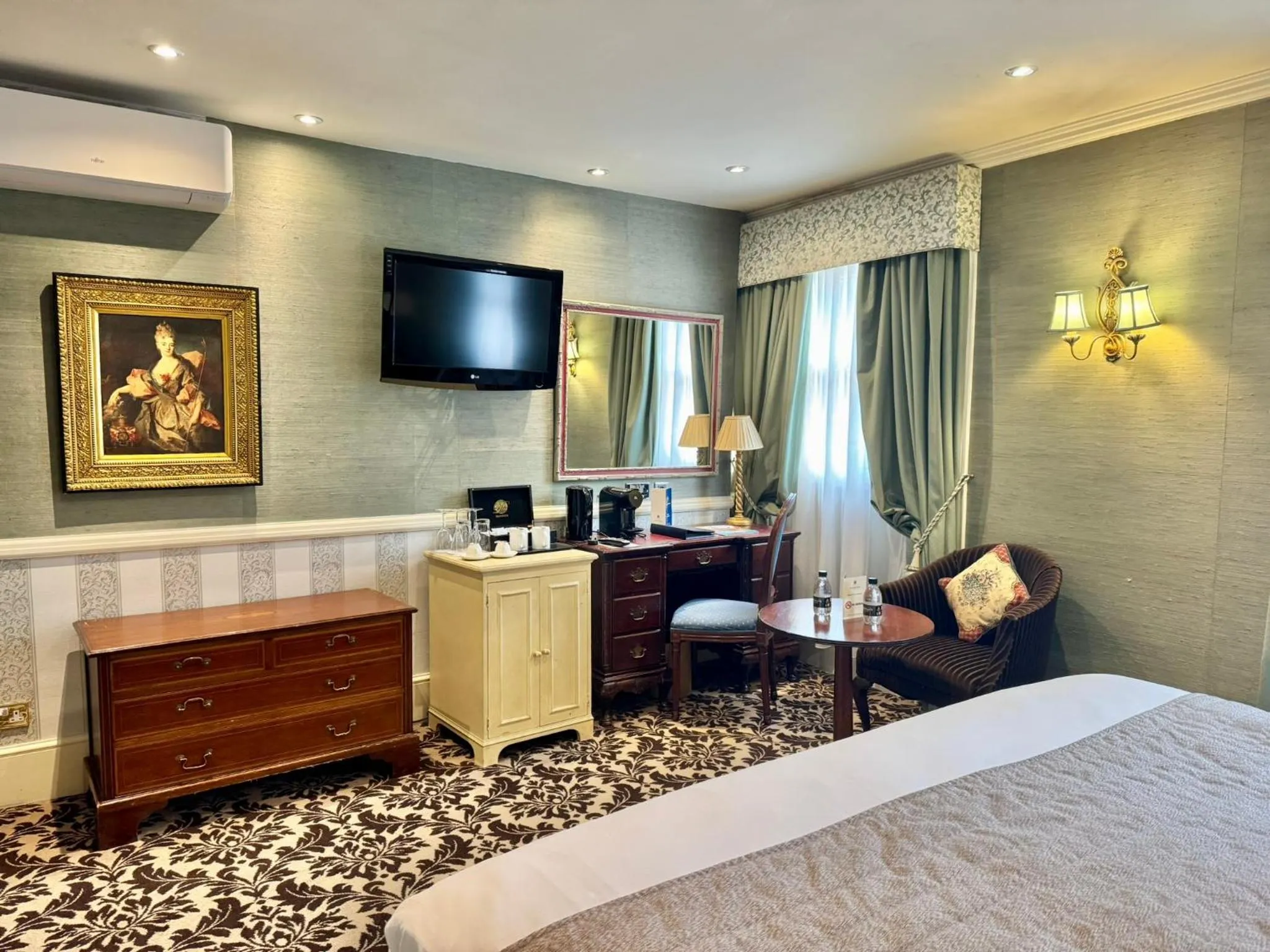 Photo of the whole room, Bed in The Leonard Hotel