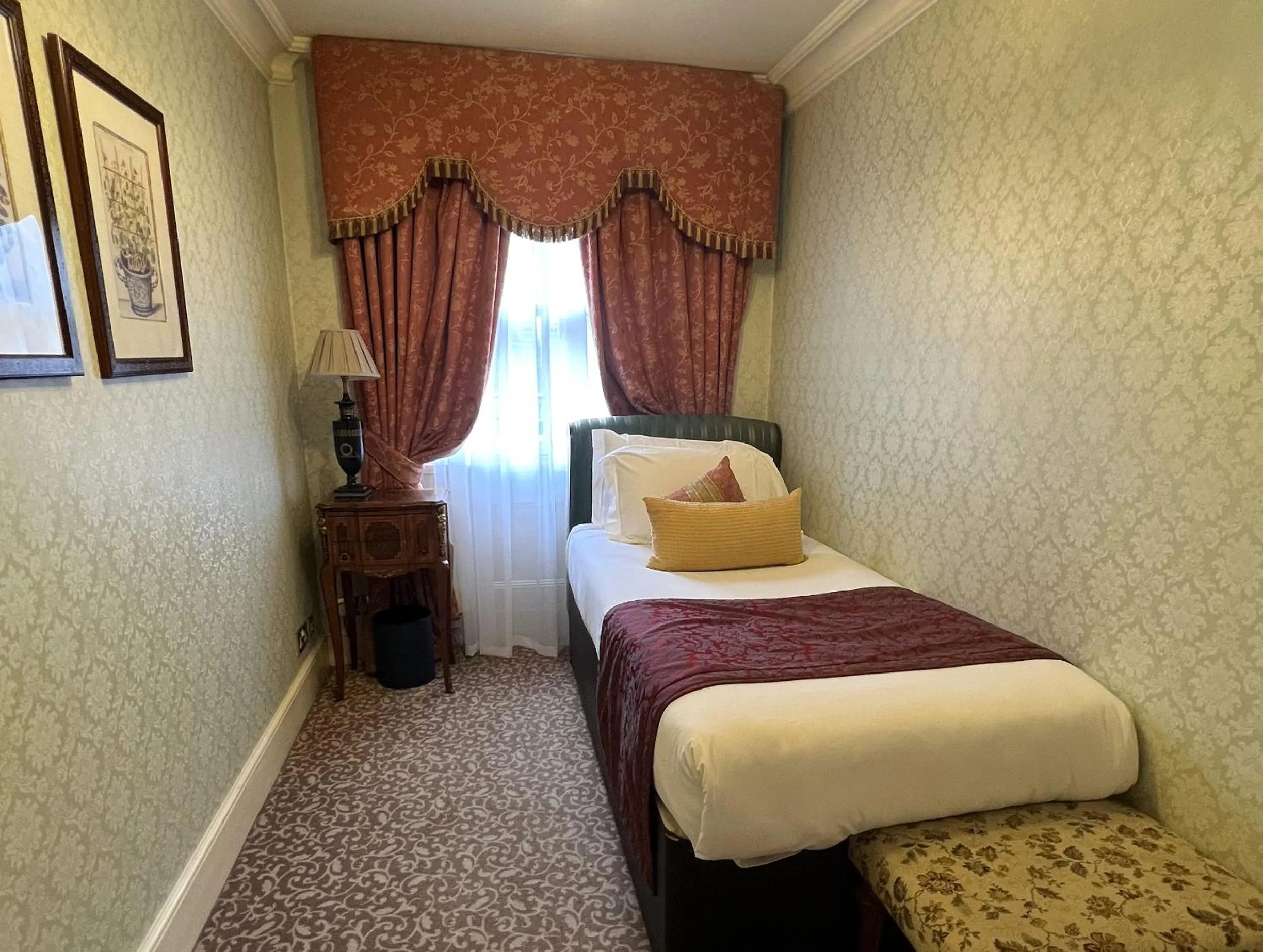 Bed in The Leonard Hotel