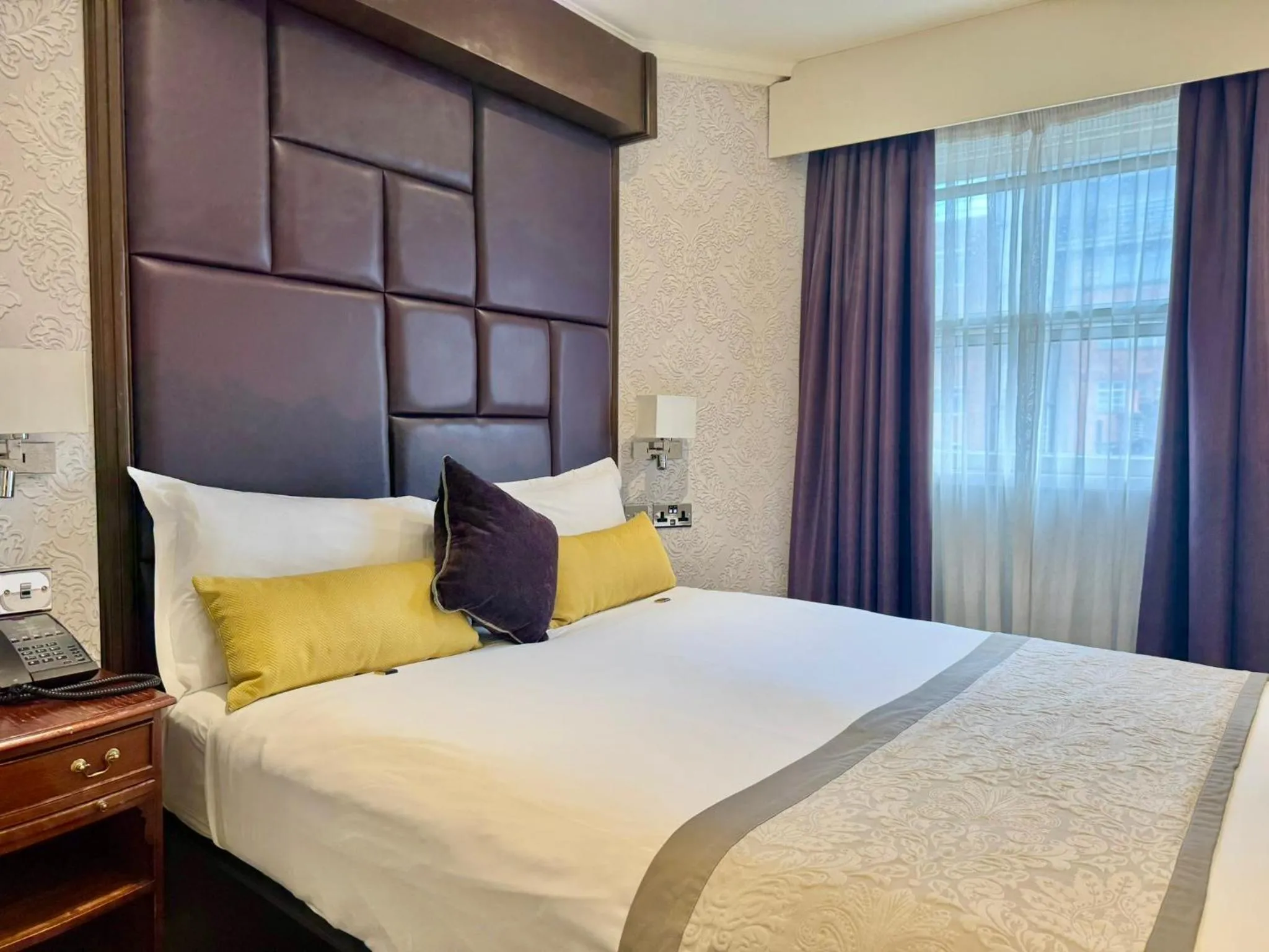 Bedroom, Bed in The Leonard Hotel