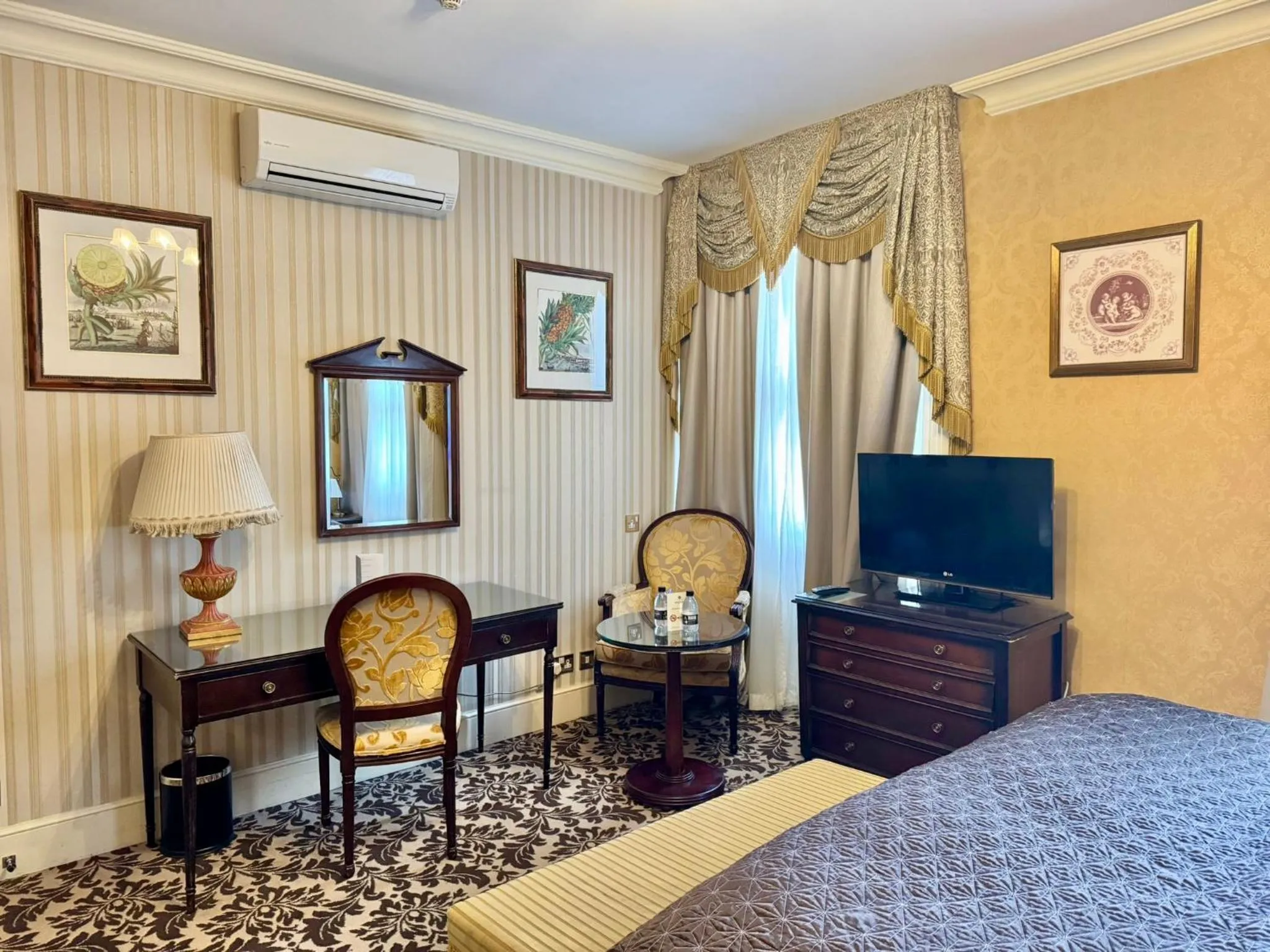 Photo of the whole room, Bed in The Leonard Hotel