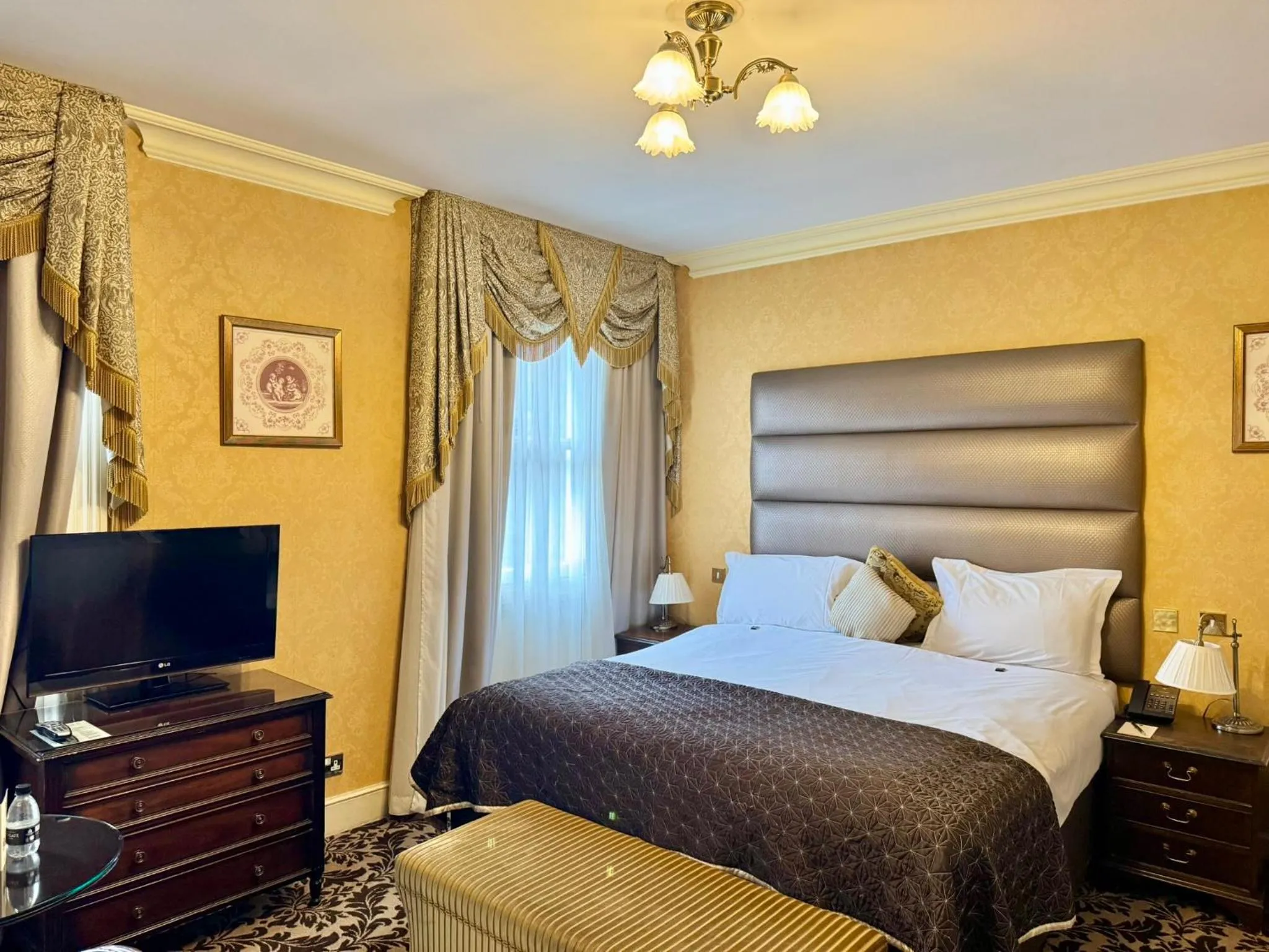 Photo of the whole room, Bed in The Leonard Hotel