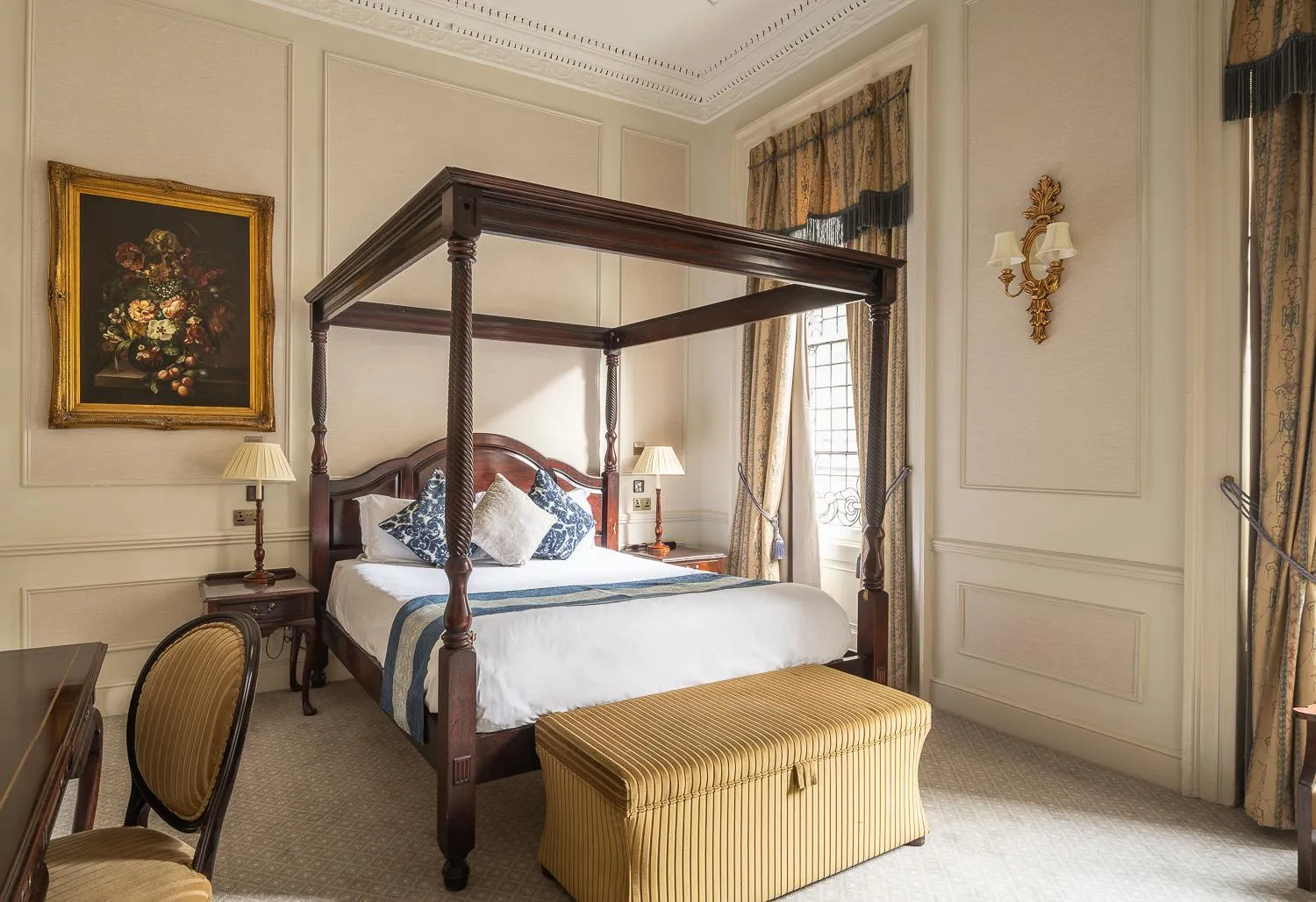 Photo of the whole room, Bed in The Leonard Hotel