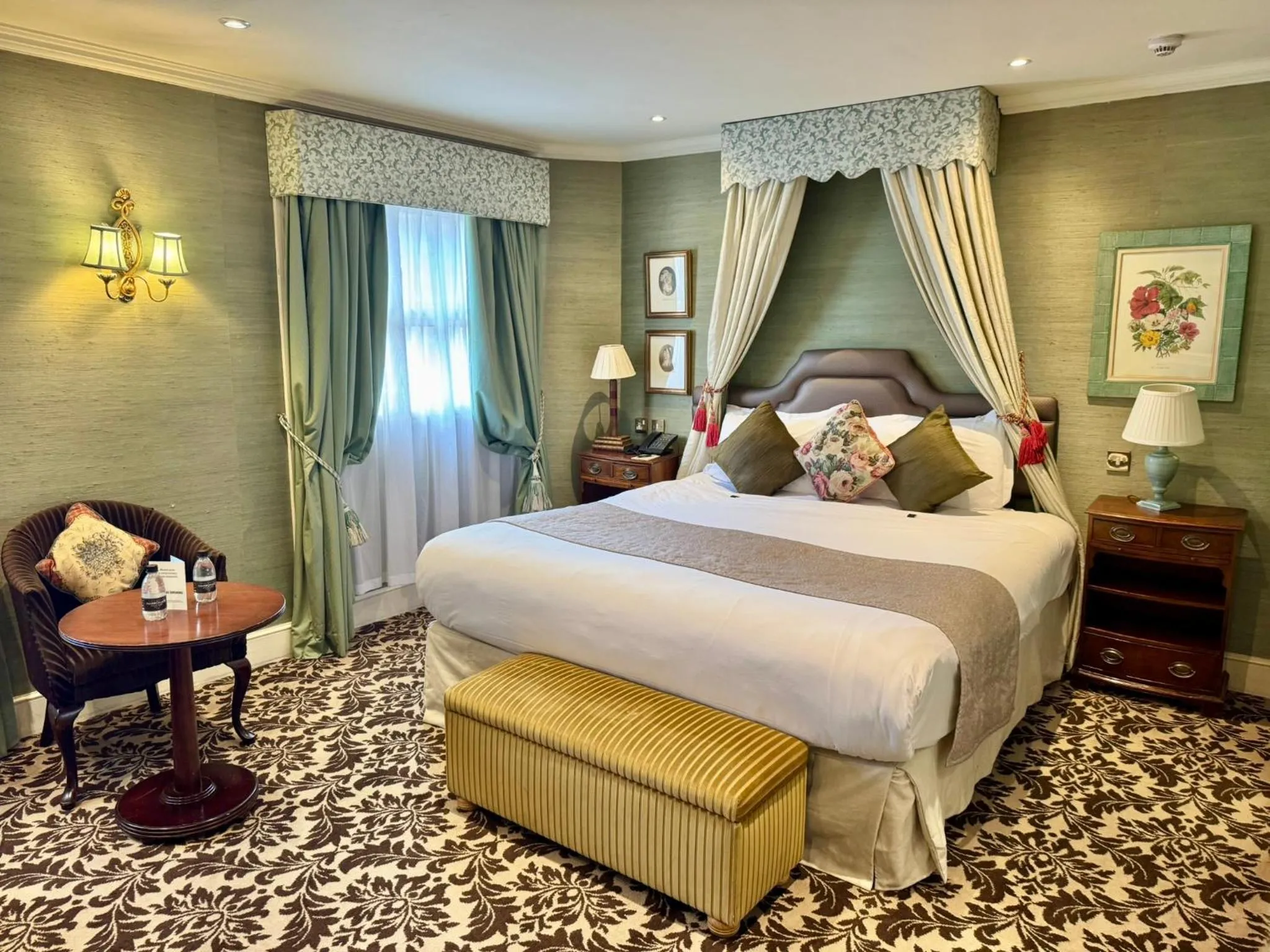 Photo of the whole room, Bed in The Leonard Hotel