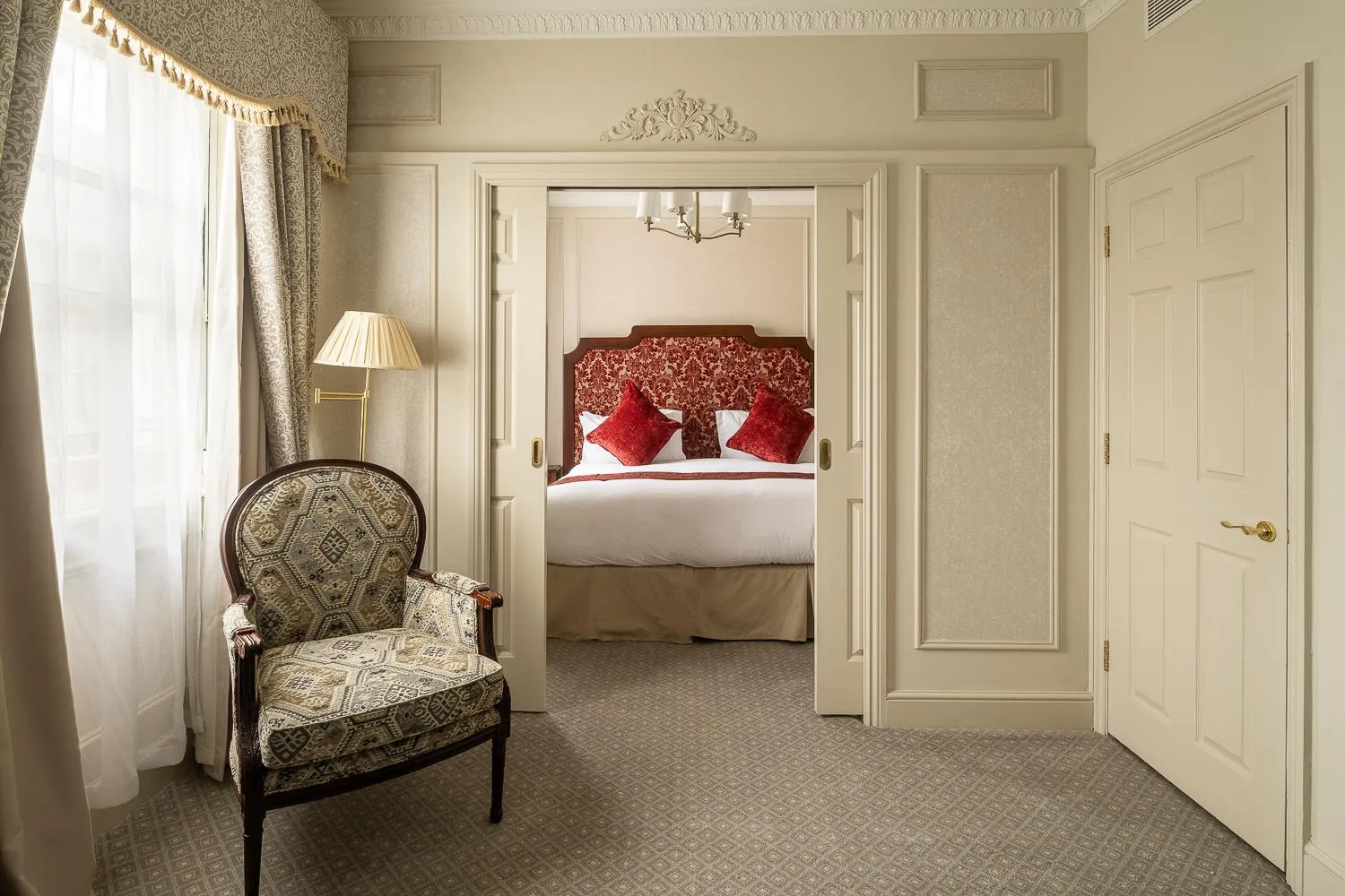 Photo of the whole room, Bed in The Leonard Hotel