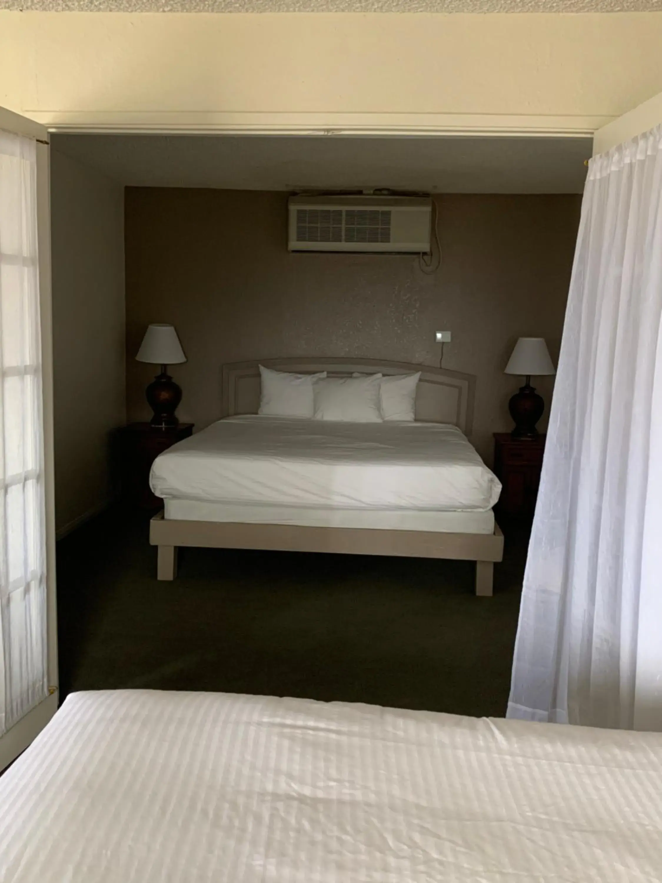 Bed in Desert Hot Springs Spa Hotel Bed in Desert Hot Springs Spa Hotel