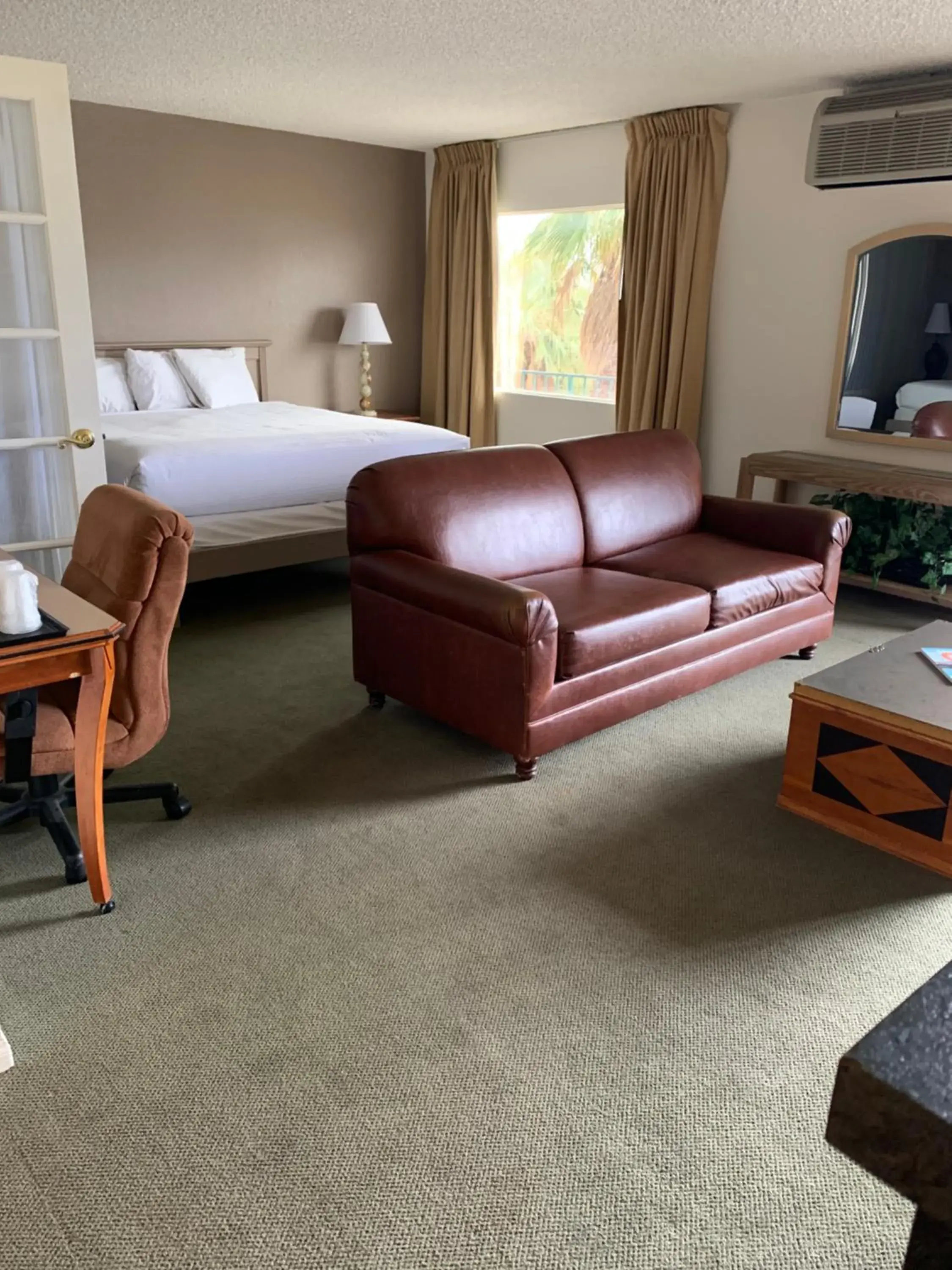 Bed in Desert Hot Springs Spa Hotel Bed in Desert Hot Springs Spa Hotel